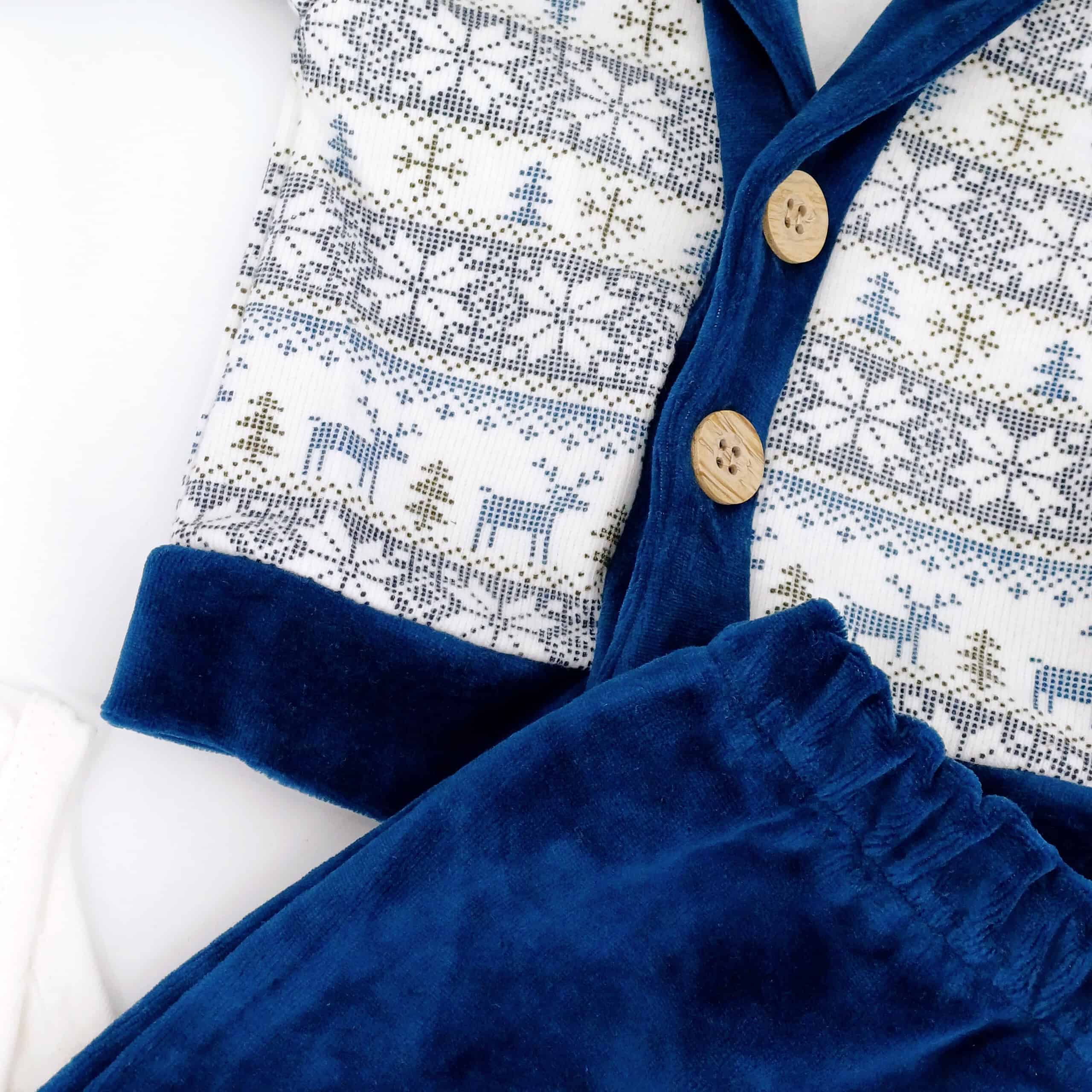 Ensemble de Noël pour bébé garçon (0-24 mois) comprenant un body sapin, un cardigan d’hiver et un pantalon velours bleu. Confortable et doux, parfait pour la saison froide.
