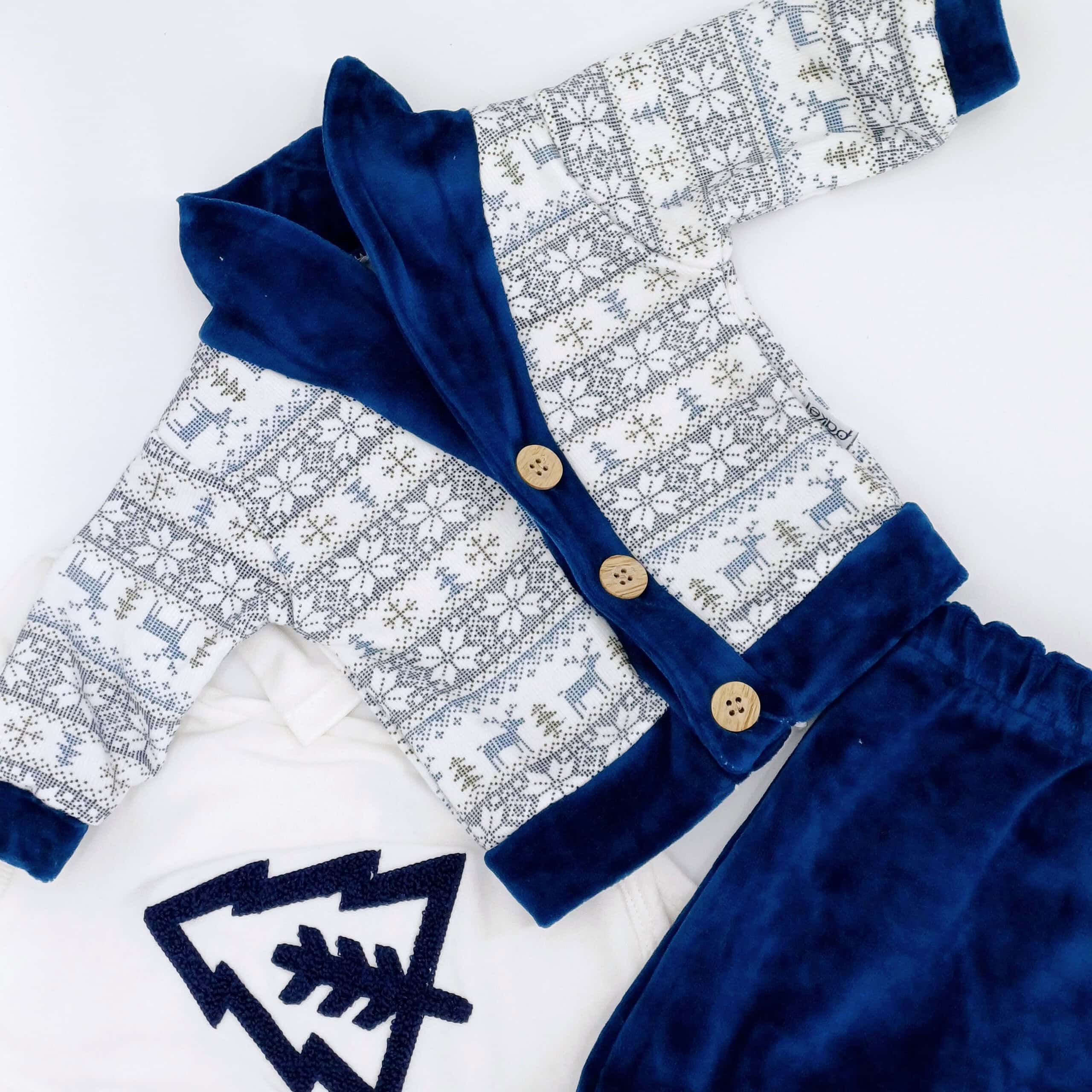 Ensemble de Noël pour bébé garçon (0-24 mois) comprenant un body sapin, un cardigan d’hiver et un pantalon velours bleu. Confortable et doux, parfait pour la saison froide.