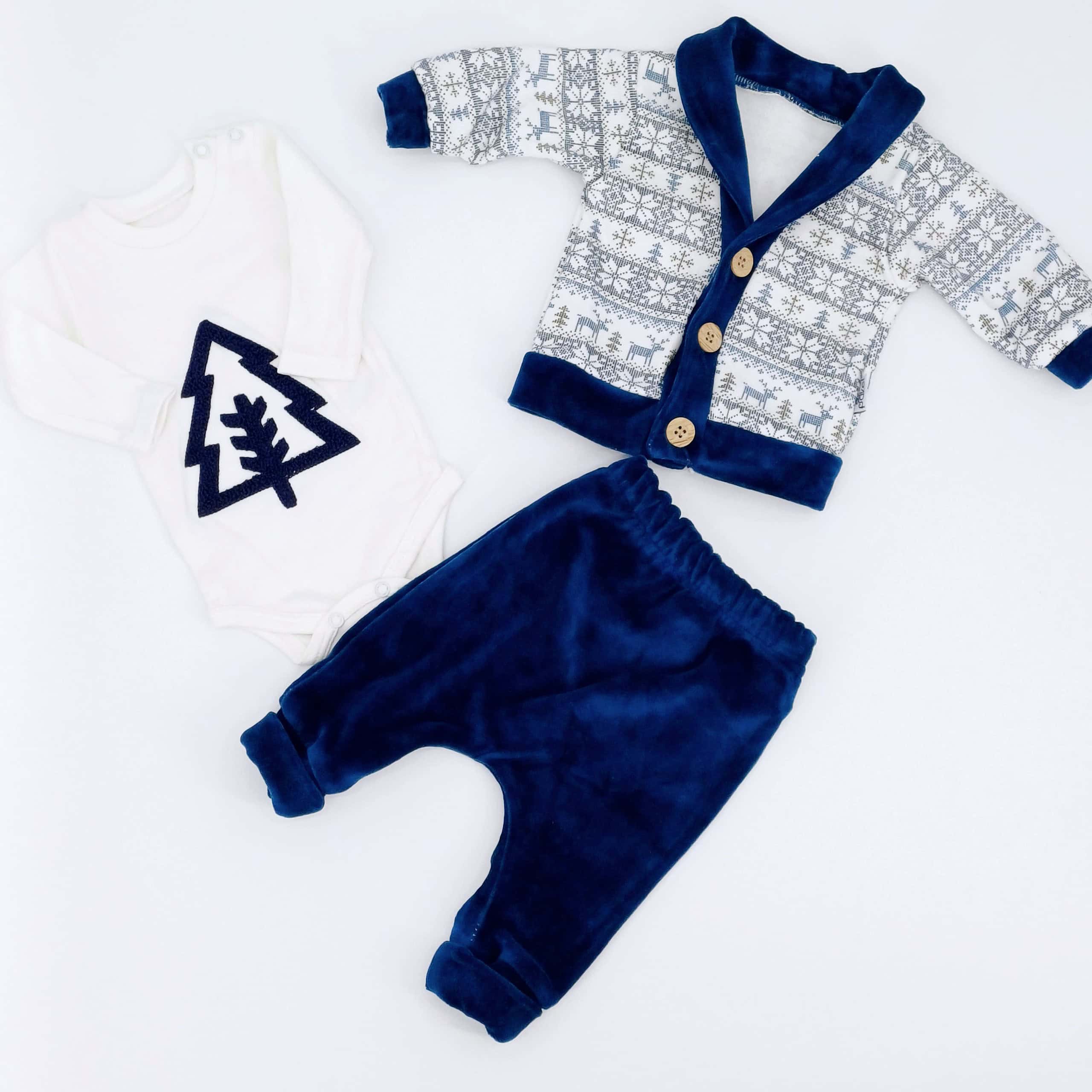 Ensemble de Noël pour bébé garçon (0-24 mois) comprenant un body sapin, un cardigan d’hiver et un pantalon velours bleu. Confortable et doux, parfait pour la saison froide.