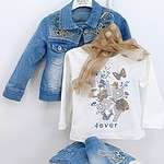 Ensemble pour fille de 2 à 5 ans : veste en jean brodée, t-shirt imprimé et pantalon en jean. Parfait pour l'hiver. Boutique pour enfants en Belgique.