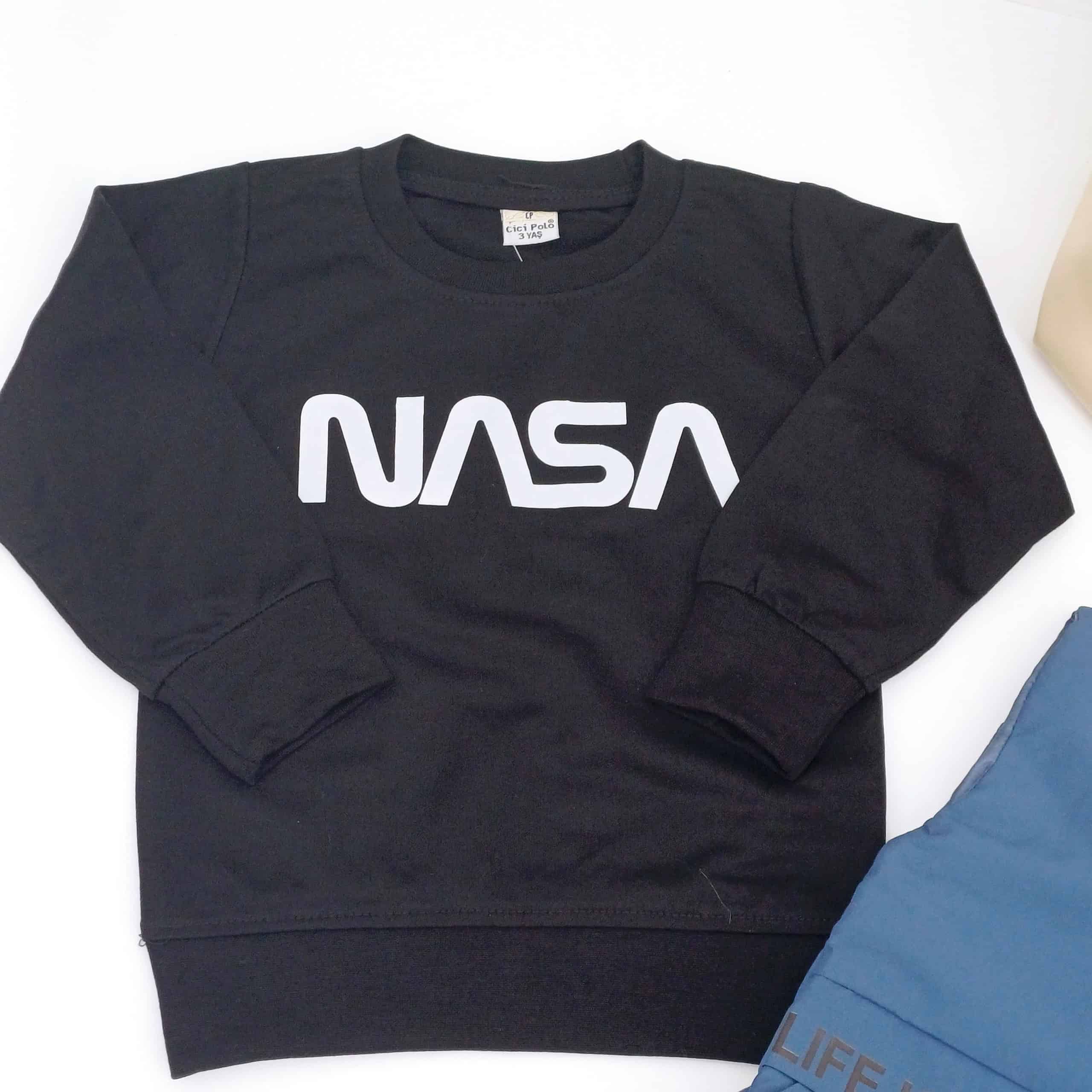 Découvrez cet ensemble tendance pour garçons avec gilet matelassé, sweat NASA et pantalon ajustable. Parfait pour un look moderne et confortable cet hiver !