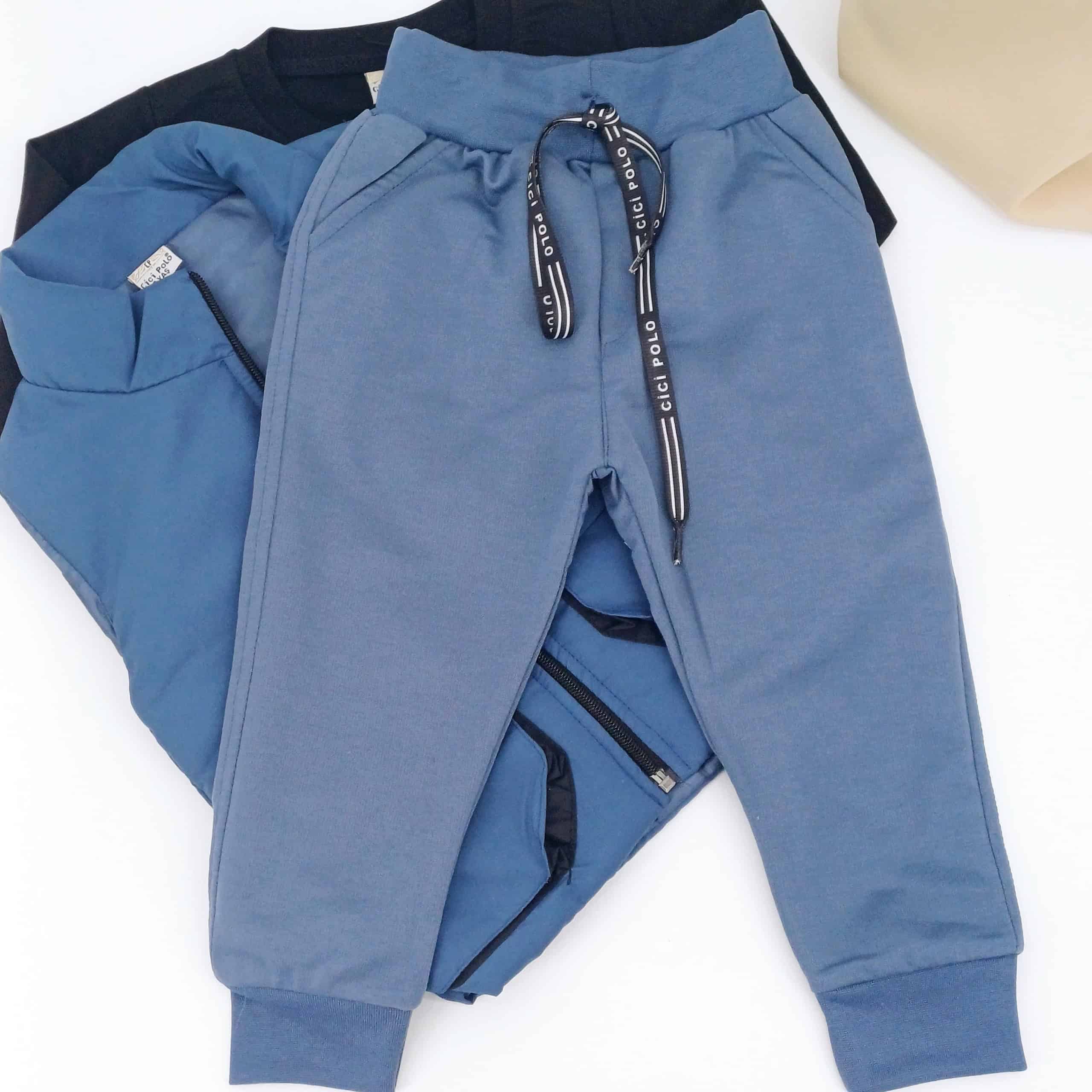 Découvrez cet ensemble tendance pour garçons avec gilet matelassé, sweat NASA et pantalon ajustable. Parfait pour un look moderne et confortable cet hiver !