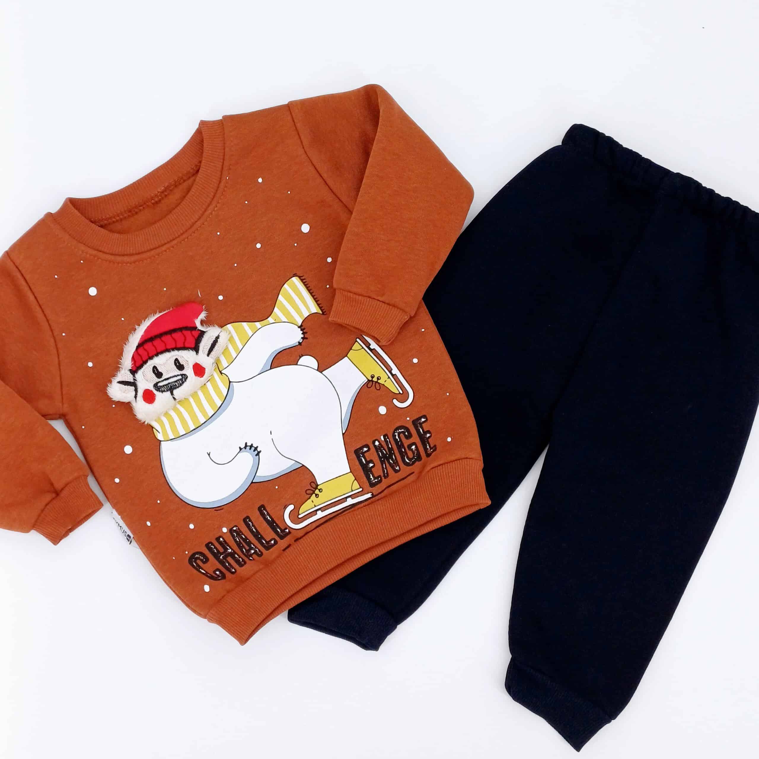 Ensemble pour enfant en coton 100%, comprenant un pull "Challenge" avec motif d'ours et un pantalon confortable. Taille 1 à 3 ans. Parfait pour l'hiver et les moments de jeux !