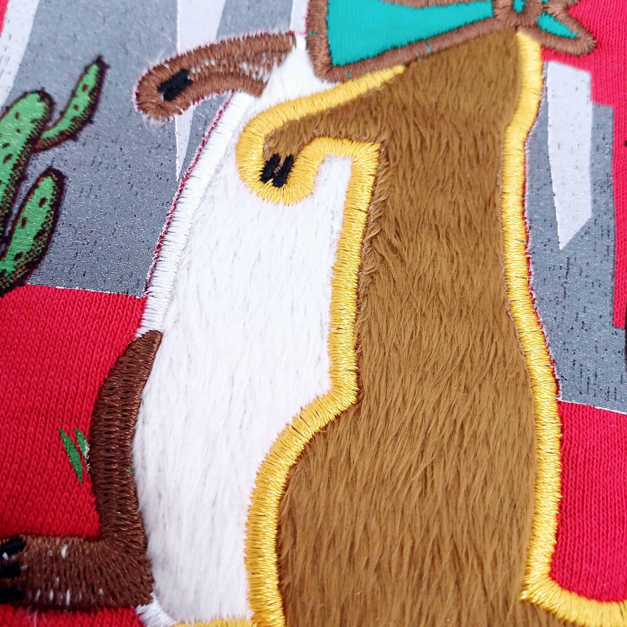 Ensemble hiver enfant 'Cowboy', tailles 1-3 ans. Sweat rouge 95 % coton avec broderie et pantalon bleu marine. Confortable et idéal pour l'hiver.