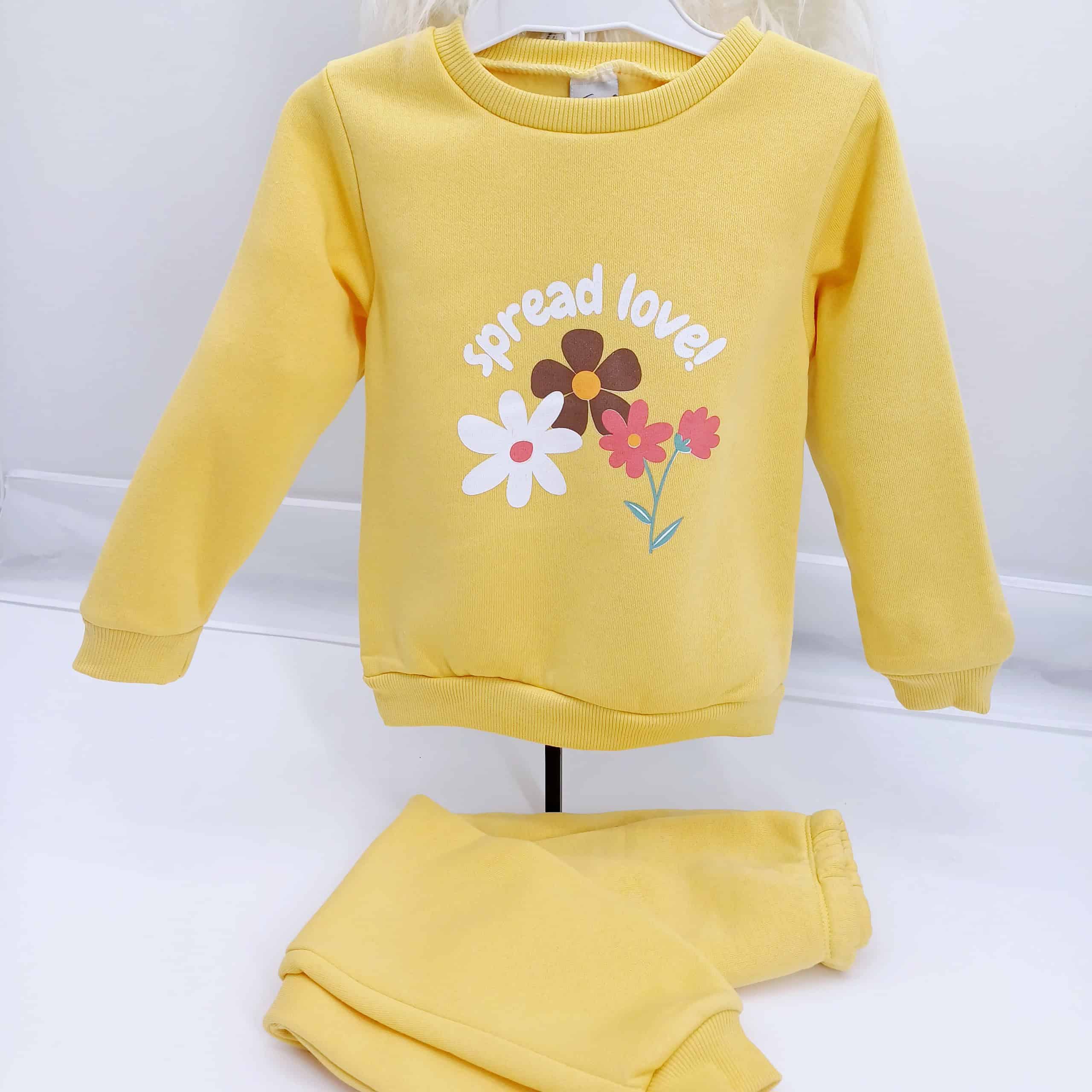 Ensemble fille en coton 100% avec intérieur molletonné "Spread Love", idéal pour l'hiver. Sweat et pantalon assortis pour filles de 5 à 8 ans. Parfait pour les mamans en Belgique recherchant chaleur et confort.