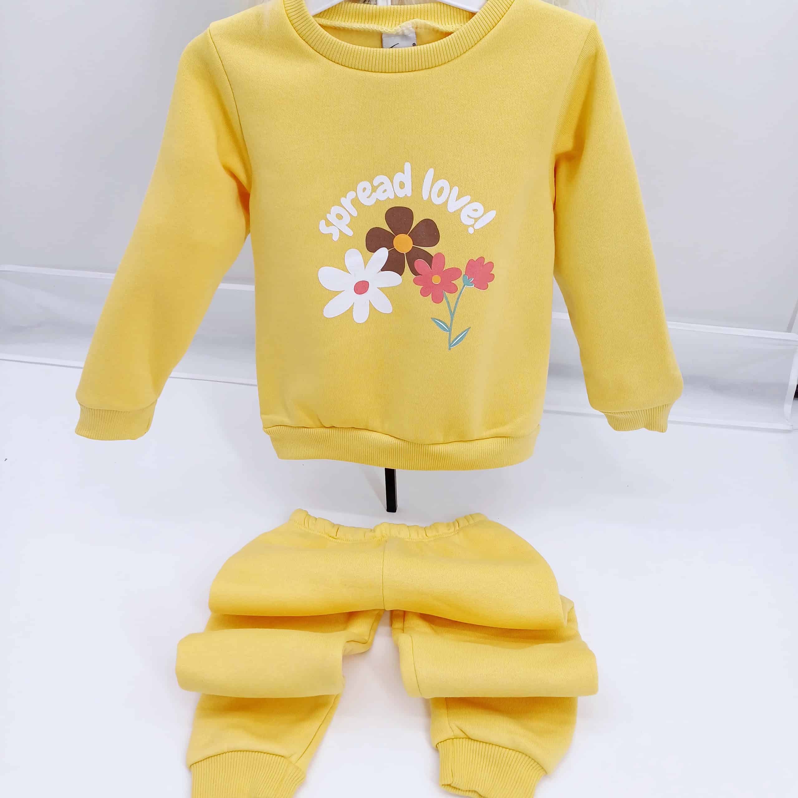 Ensemble fille en coton 100% avec intérieur molletonné "Spread Love", idéal pour l'hiver. Sweat et pantalon assortis pour filles de 5 à 8 ans. Parfait pour les mamans en Belgique recherchant chaleur et confort.