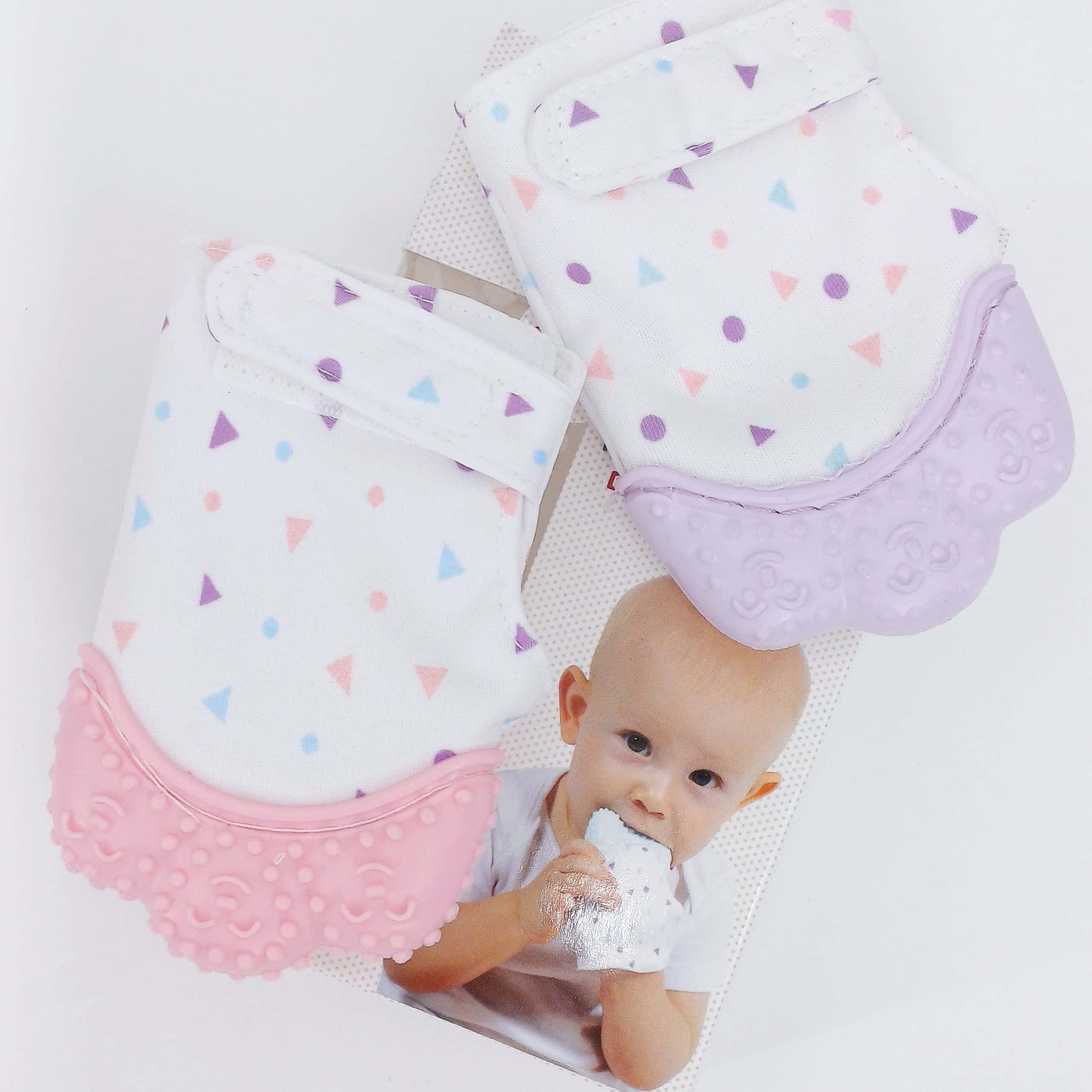 Soulagez les poussées dentaires de votre bébé avec le gant de dentition Bebekevy en silicone alimentaire. Confortable et sûr, idéal pour les bébés de 3 à 12 mois.