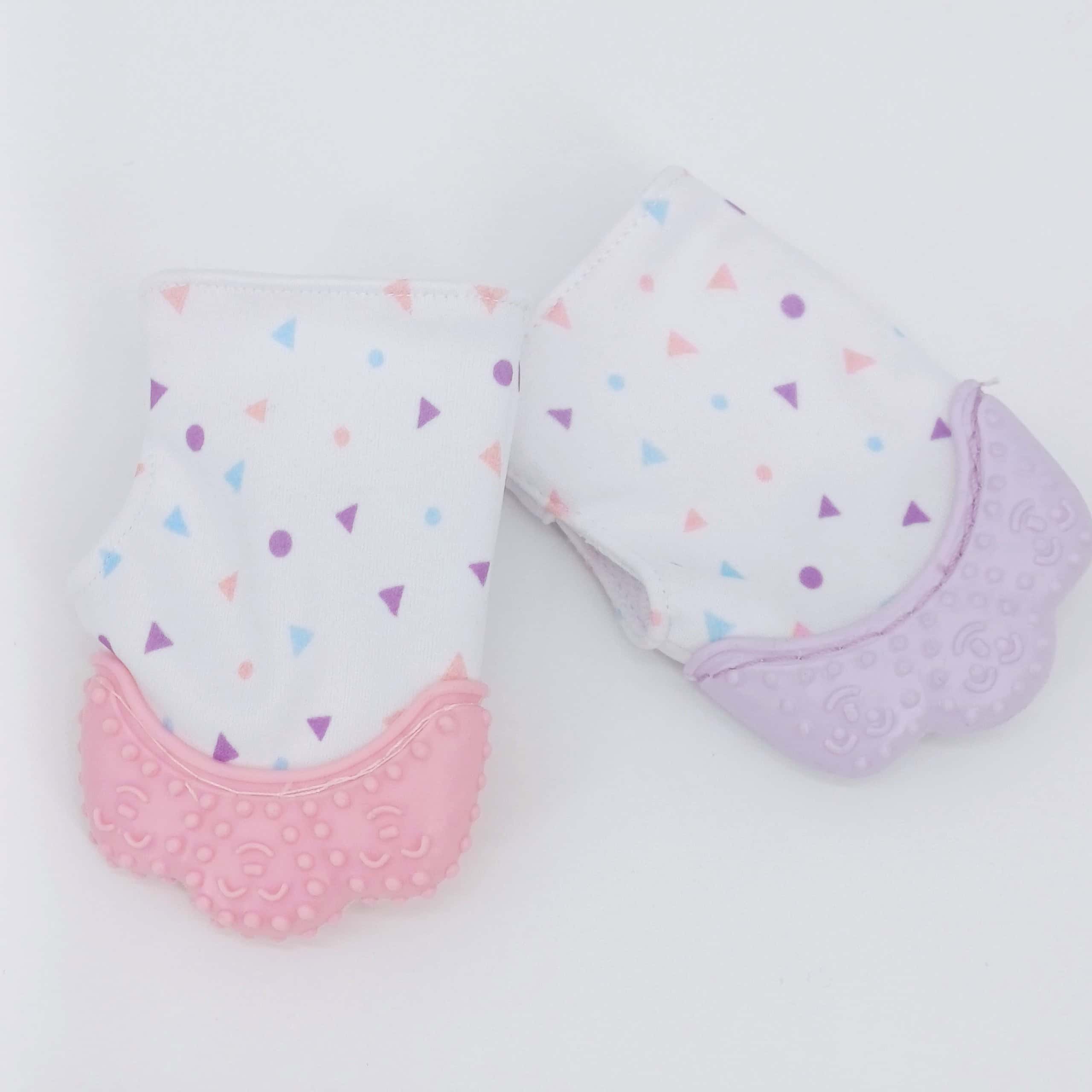 Soulagez les poussées dentaires de votre bébé avec le gant de dentition Bebekevy en silicone alimentaire. Confortable et sûr, idéal pour les bébés de 3 à 12 mois.