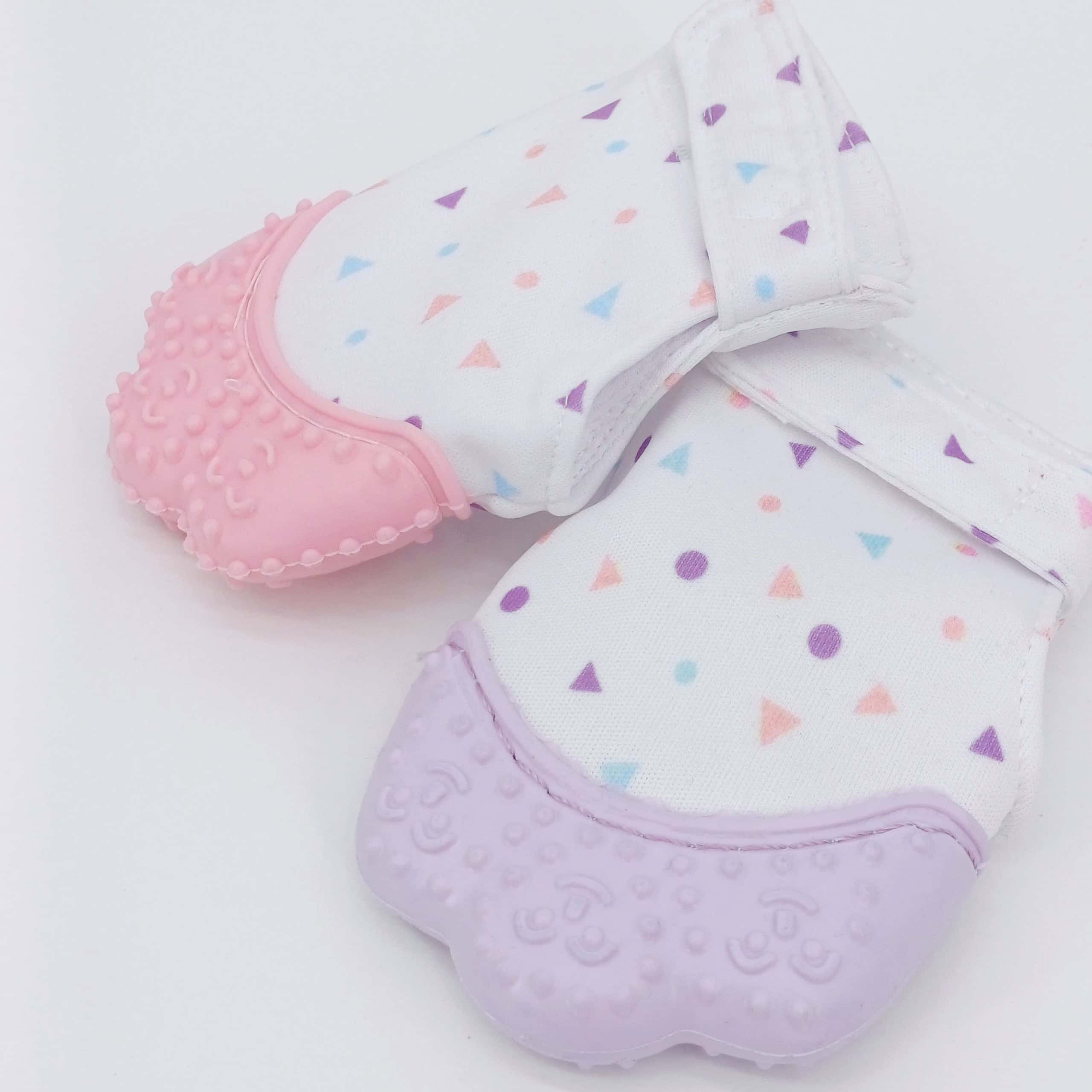 Soulagez les poussées dentaires de votre bébé avec le gant de dentition Bebekevy en silicone alimentaire. Confortable et sûr, idéal pour les bébés de 3 à 12 mois.