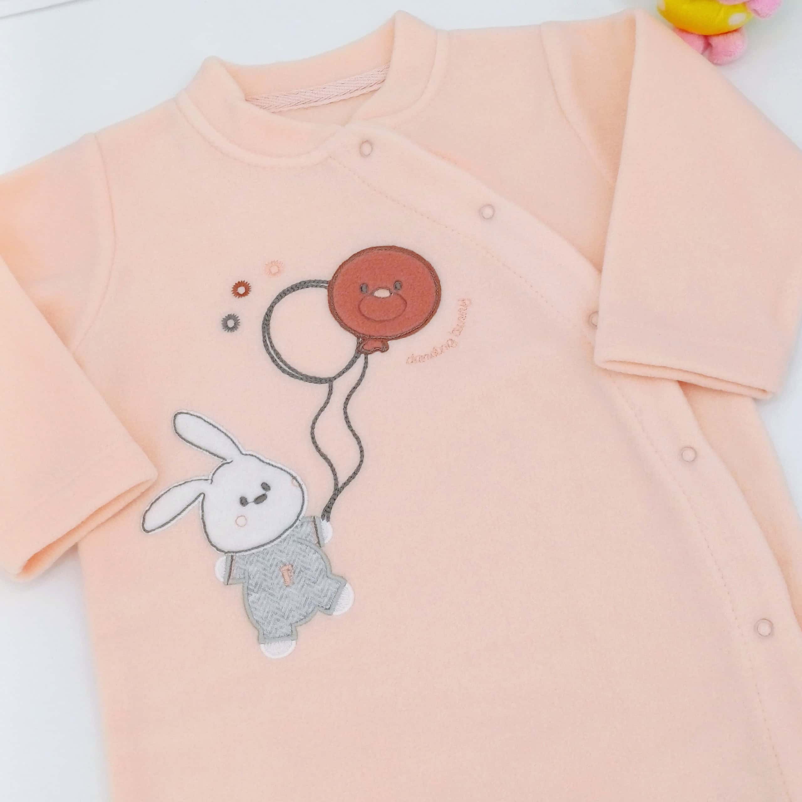 Grenouillère d'hiver en flanelle douce pour bébé, avec motif lapin et ballon. Parfaite pour les bébés de 2, 3 et 6 mois. Confort et chaleur assurés.