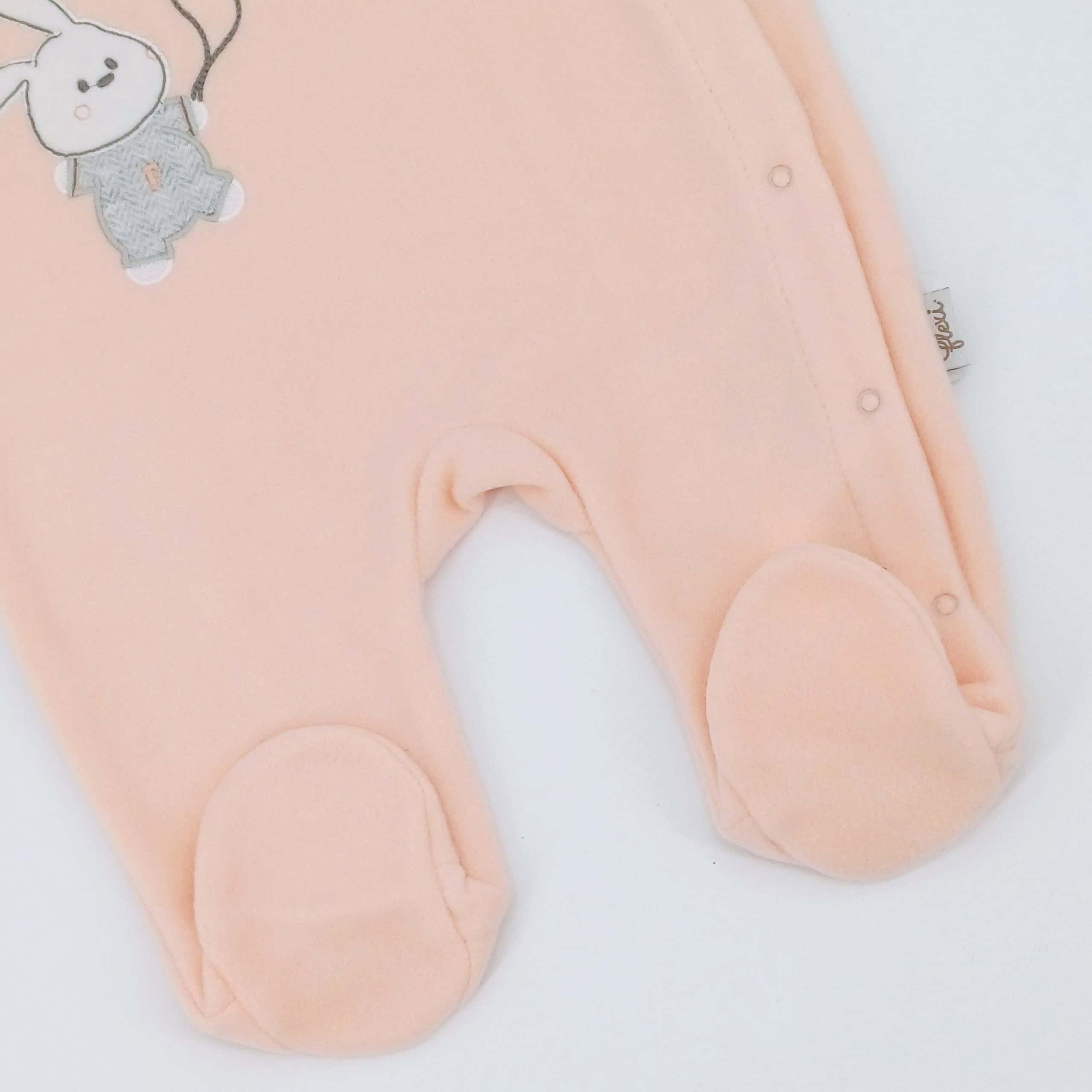 Grenouillère d'hiver en flanelle douce pour bébé, avec motif lapin et ballon. Parfaite pour les bébés de 2, 3 et 6 mois. Confort et chaleur assurés.