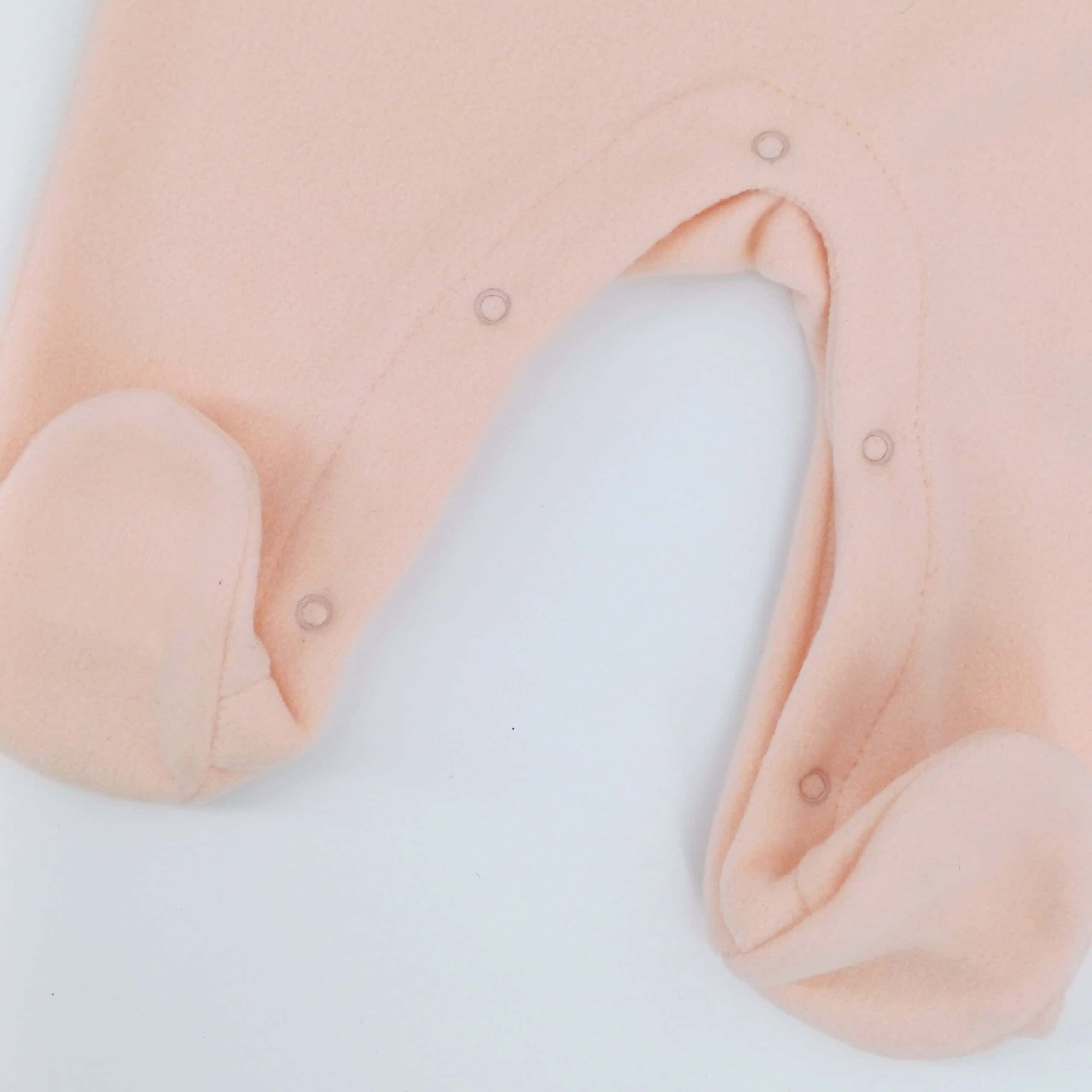 Grenouillère douce et élégante pour bébé de 2 à 6 mois, avec col en dentelle. Parfaite pour le confort et le style cet hiver !