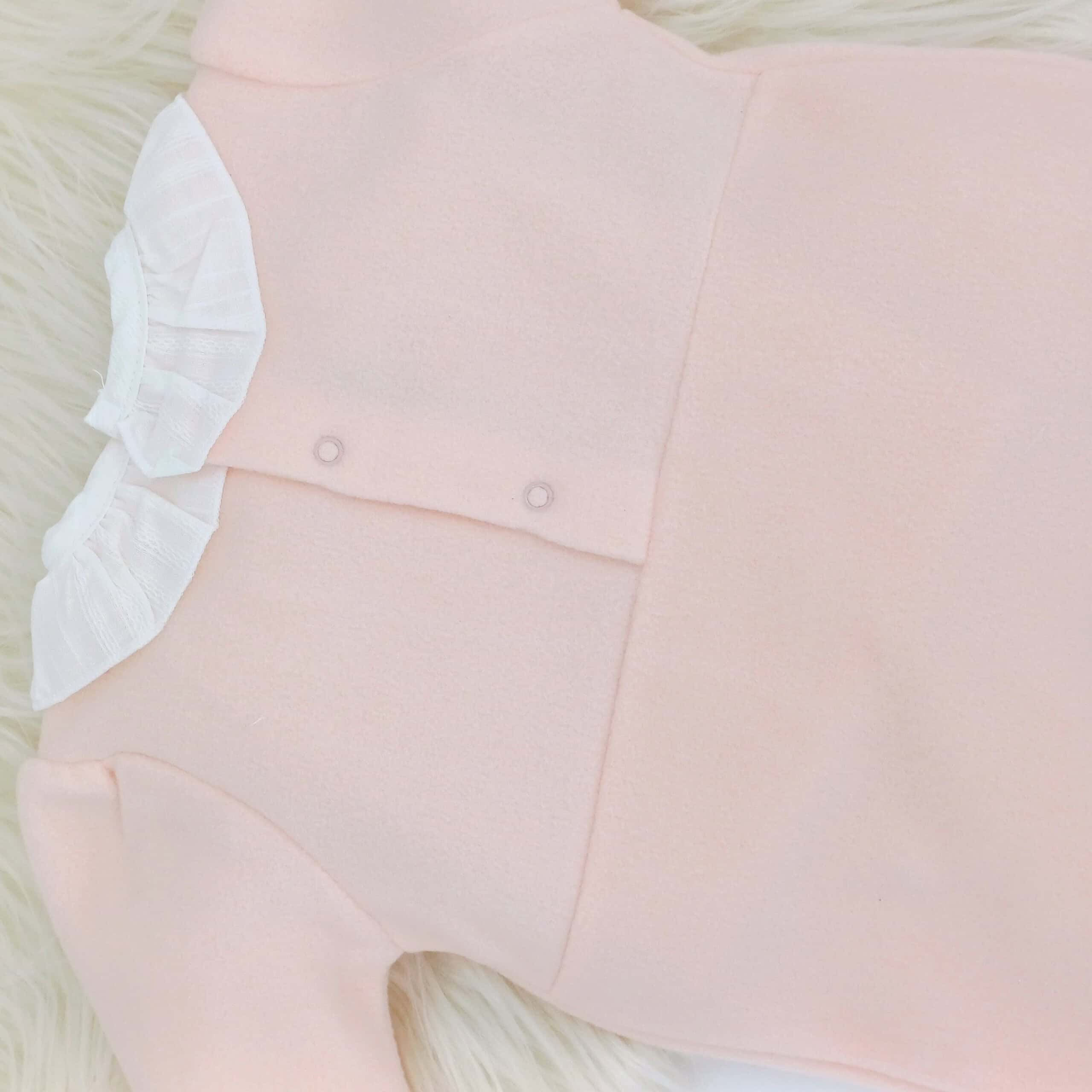 Grenouillère douce et élégante pour bébé de 2 à 6 mois, avec col en dentelle. Parfaite pour le confort et le style cet hiver !