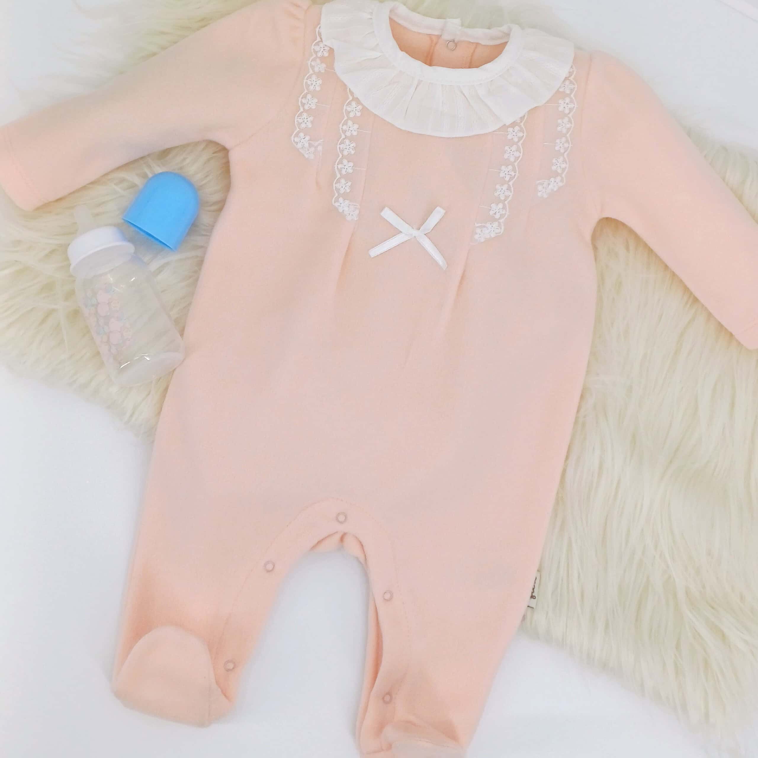 Grenouillère douce et élégante pour bébé de 2 à 6 mois, avec col en dentelle. Parfaite pour le confort et le style cet hiver !