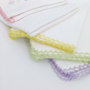 Ensemble de 10 lingettes en coton pour bébé, 22x22 cm, douces et pratiques pour le soin quotidien.