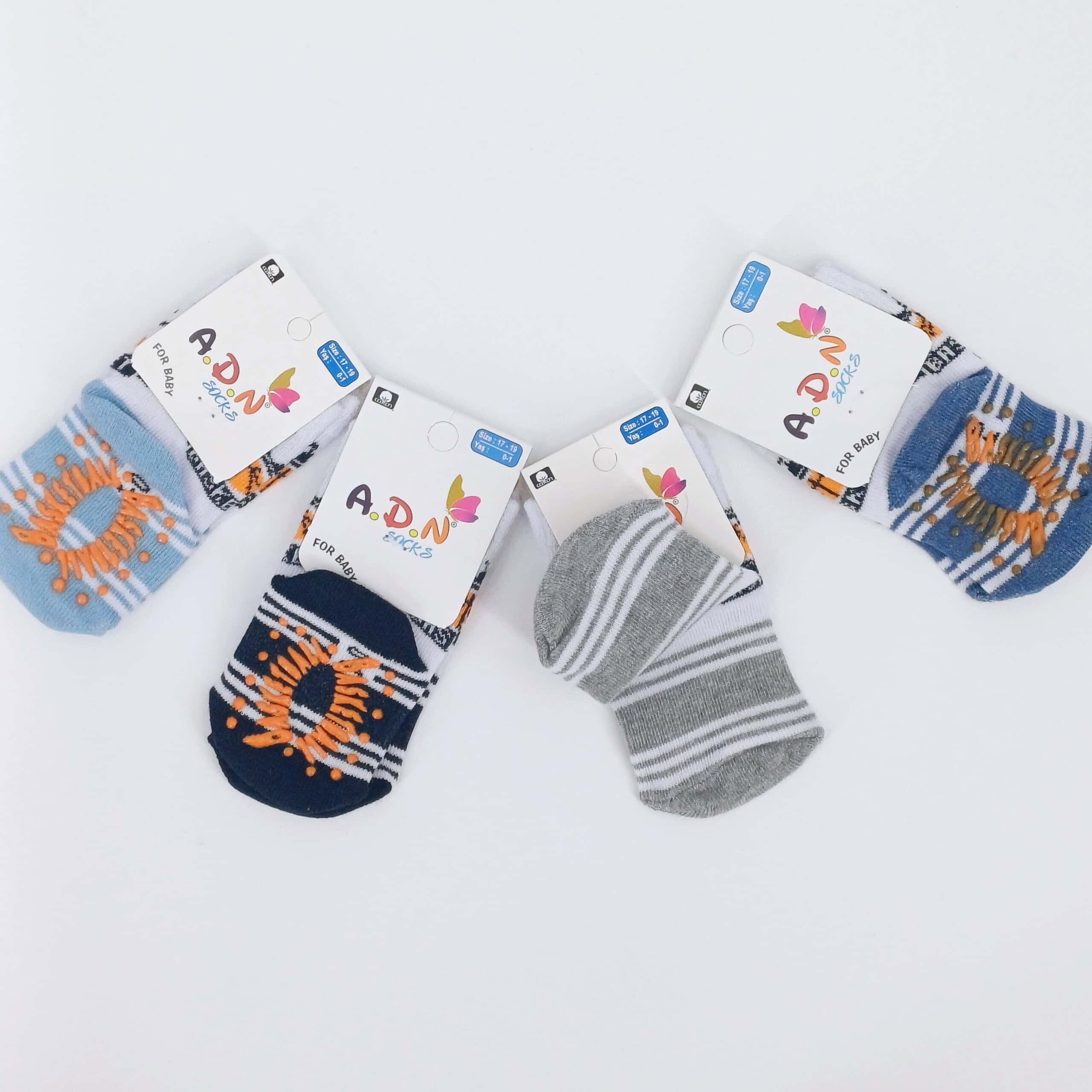 Lot de 4 chaussettes bébé (0-1 an) avec des motifs mignons. Douces, confortables et faciles à entretenir. Cadeau idéal pour nouveau-nés.