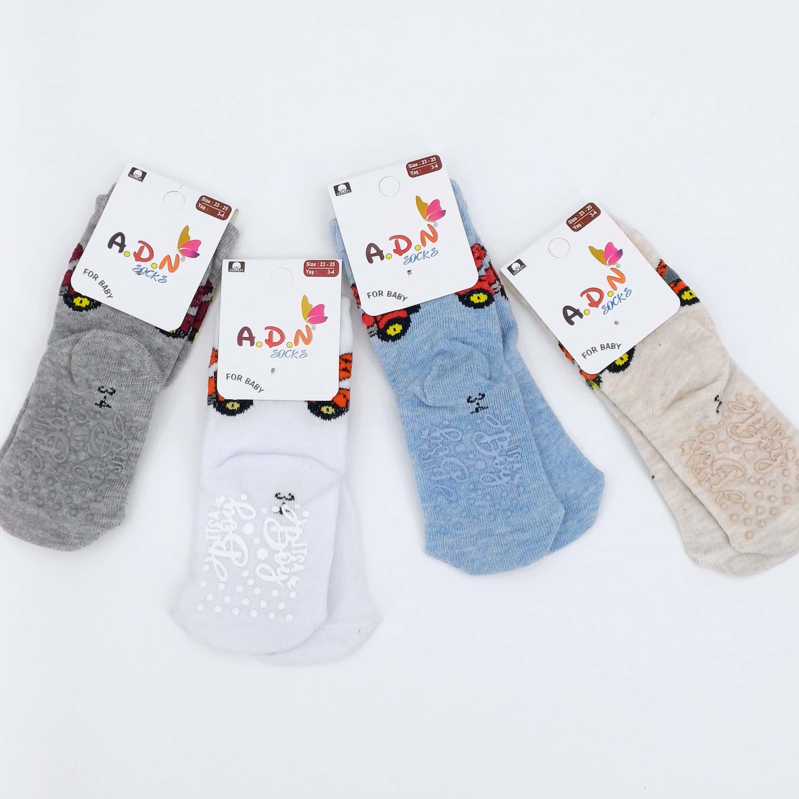 Lot de 4 chaussettes antidérapantes pour enfants, taille 3-4 ans. Douces, résistantes et parfaites pour le quotidien. Disponible en plusieurs couleurs