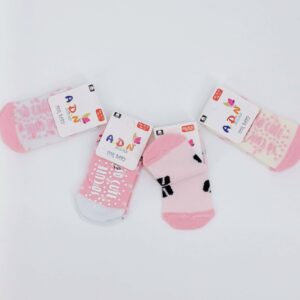 Lot de 4 paires de chaussettes bébé fille avec semelle antidérapante, disponibles en tailles 0-4 ans. Confortables, douces et sécurisées pour les premiers pas de votre enfant