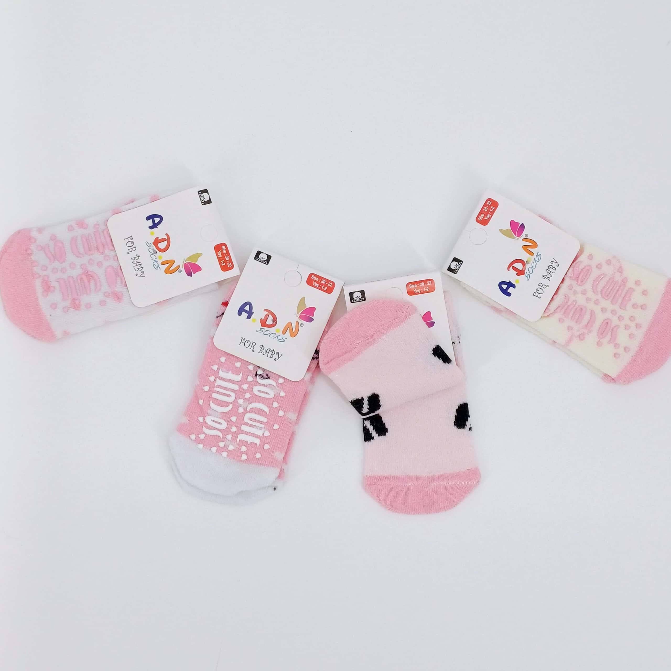 Lot de 4 paires de chaussettes bébé fille avec semelle antidérapante, disponibles en tailles 0-4 ans. Confortables, douces et sécurisées pour les premiers pas de votre enfant