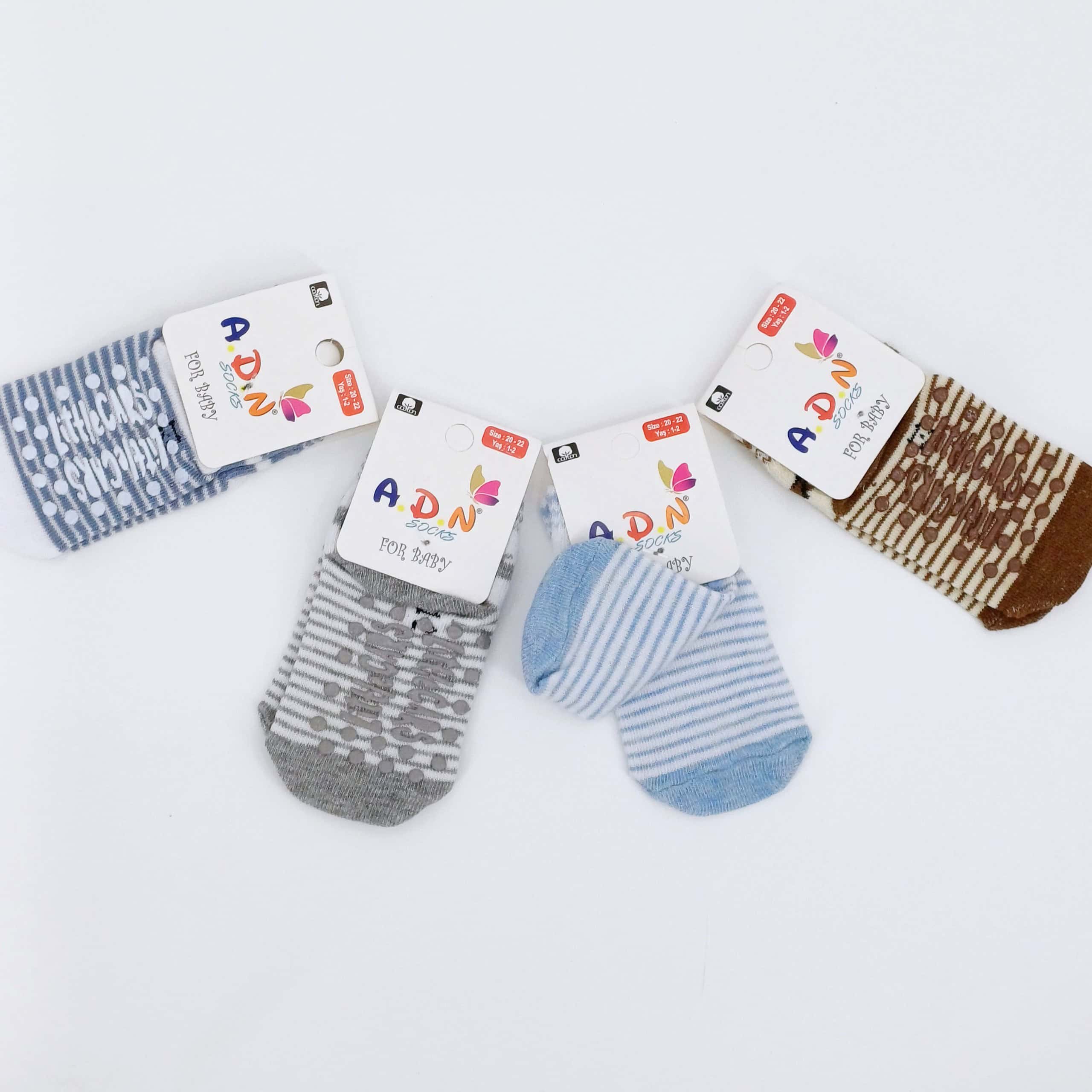 Lot de 4 paires de chaussettes bébé garçon (1-2 ans) en coton doux. Design antidérapant, idéal pour les premiers pas. Confort et sécurité garantis !