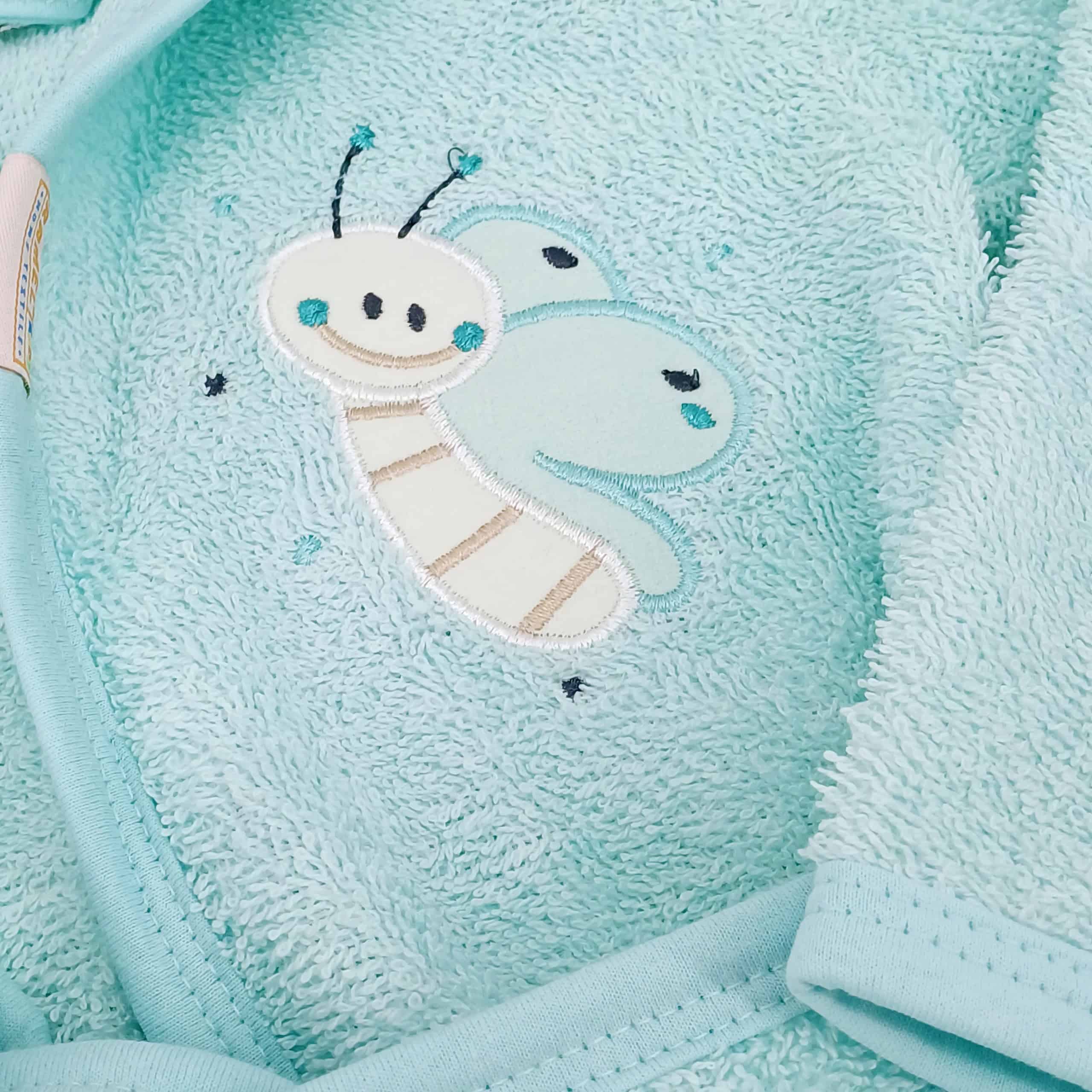 Découvrez ce peignoir de bain bébé avec capuche et broderie papillon, parfait pour les enfants de 0-1 an et 1-2 ans. Doux, absorbant et adorable—idéal pour l'après-bain.