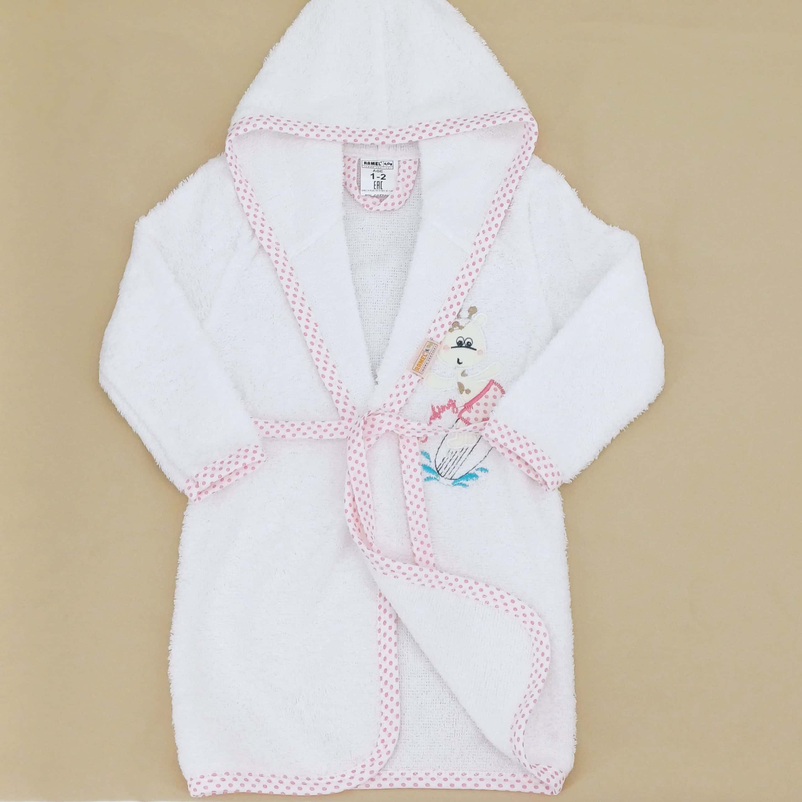 Peignoir enfant blanc avec capuche en 100% coton, motif girafe "surfeuse". Doux et absorbant, parfait pour les enfants de 1 à 4 ans après le bain ou la piscine.