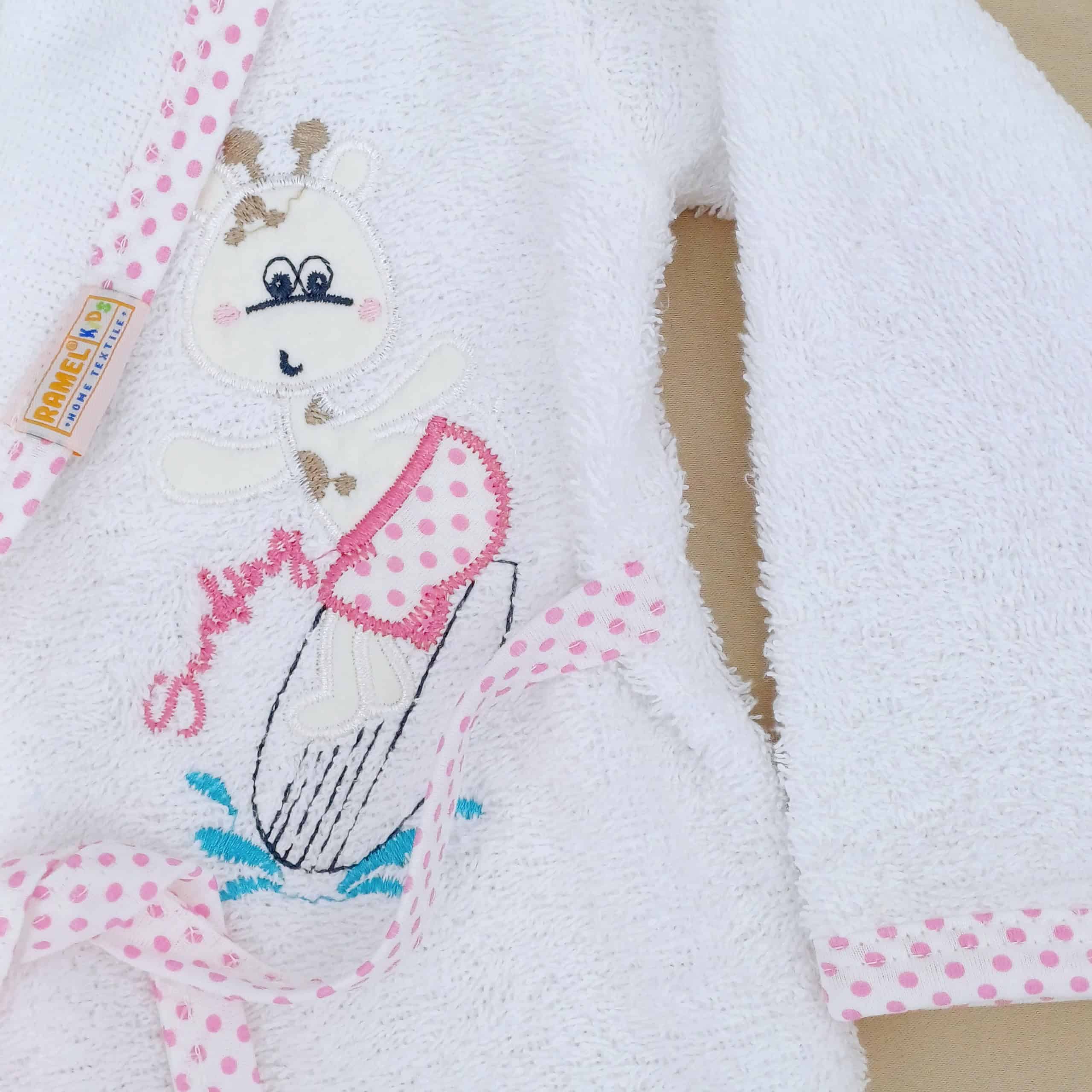 Peignoir enfant blanc avec capuche en 100% coton, motif girafe "surfeuse". Doux et absorbant, parfait pour les enfants de 1 à 4 ans après le bain ou la piscine.