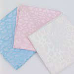 Plaid doux et élégant pour bébé, motif léopard. Disponible en blanc, rose et bleu. Confort, style et chaleur pour les moments de détente. 80 × 100 cm. Achetez maintenant !