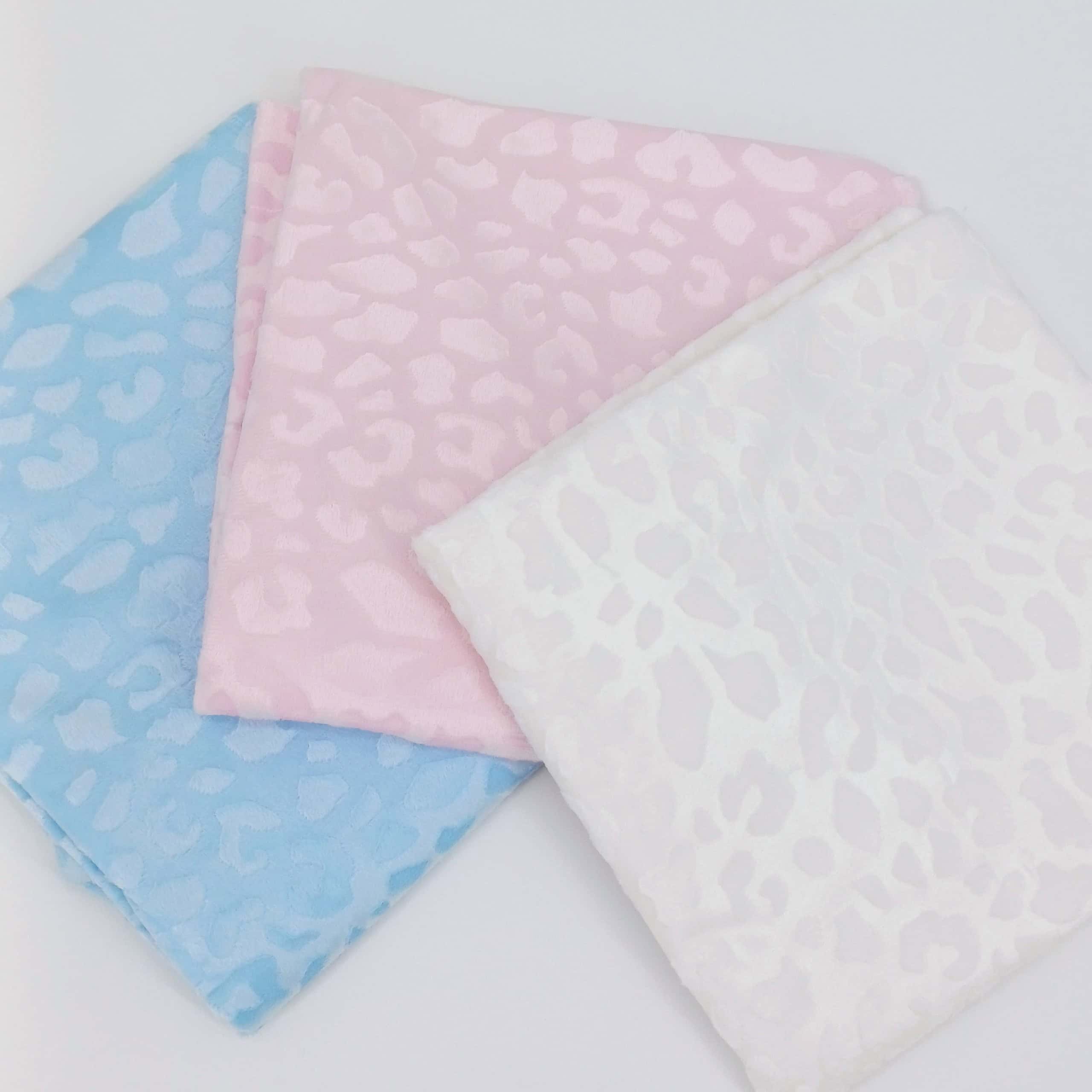 Plaid doux et élégant pour bébé, motif léopard. Disponible en blanc, rose et bleu. Confort, style et chaleur pour les moments de détente. 80 × 100 cm. Achetez maintenant !