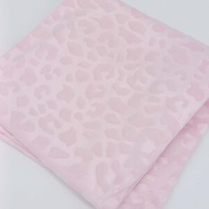 Plaid doux et élégant pour bébé, motif léopard. Disponible en blanc, rose et bleu. Confort, style et chaleur pour les moments de détente. 80 × 100 cm. Achetez maintenant !