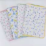 Protège-matelas bébé imperméable de 50x32 cm, en coton doux. Idéal pour protéger la literie en cas d'accidents.