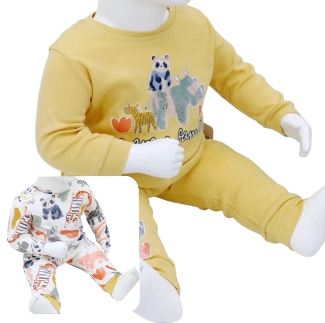 Ensemble bébé en coton "We Are a Family" avec deux tenues adorables. Motifs d'animaux et design confortable. Tailles de 3 à 18 mois.