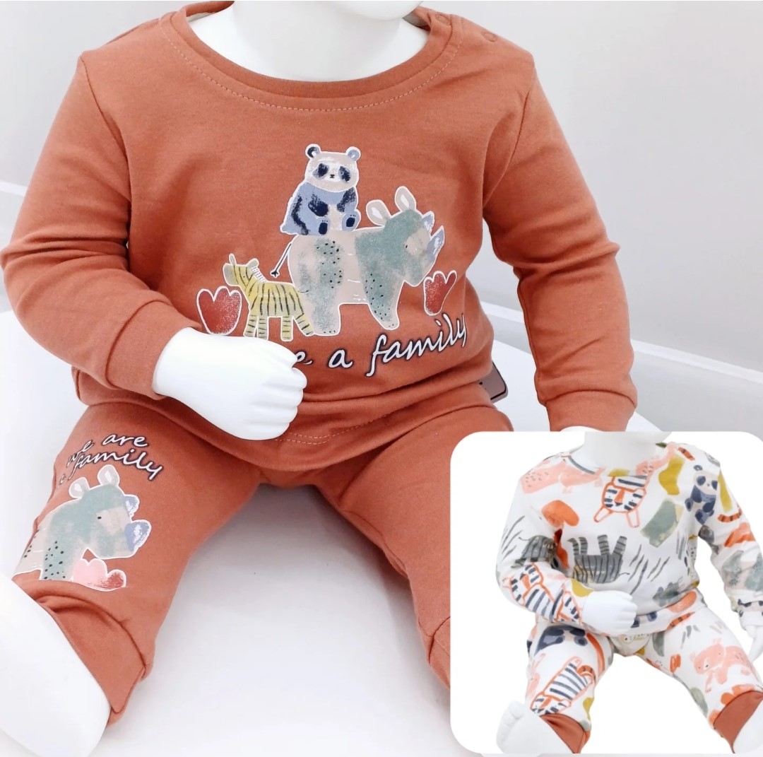 Découvrez l'ensemble bébé en coton "We Are a Family" - 2 tenues confortables et stylées pour les tout-petits. Disponibles en tailles 3-6 à 12-18 mois, 100 % coton.