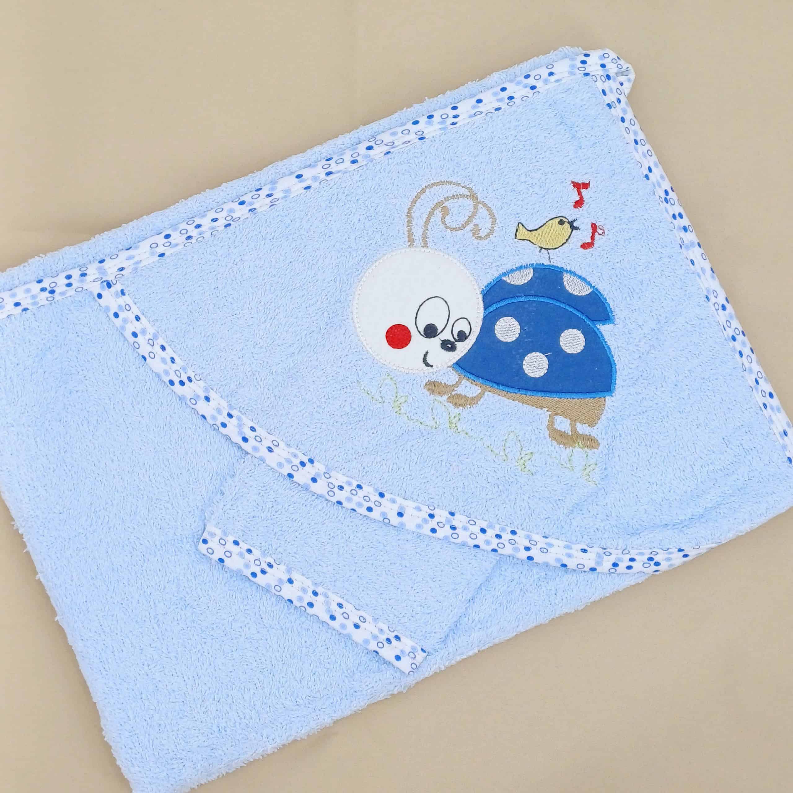 Offrez confort et douceur à votre bébé avec cette sortie de bain avec gant assorti, disponible en 3 couleurs. Conçue en éponge douce (90 % coton), elle est parfaite pour sécher et protéger votre bébé après le bain. Dimensions : 80x80 cm.