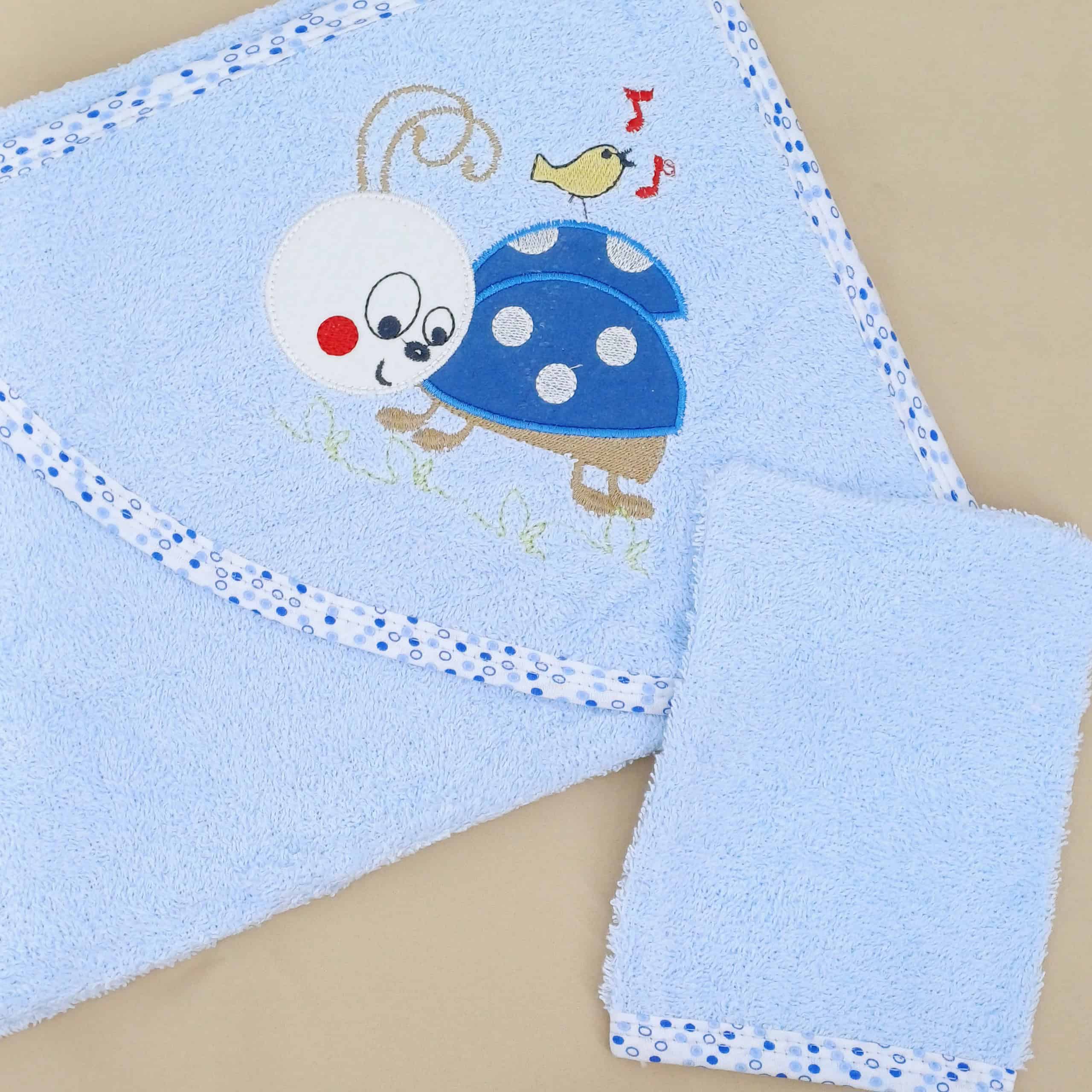 Offrez confort et douceur à votre bébé avec cette sortie de bain avec gant assorti, disponible en 3 couleurs. Conçue en éponge douce (90 % coton), elle est parfaite pour sécher et protéger votre bébé après le bain. Dimensions : 80x80 cm.