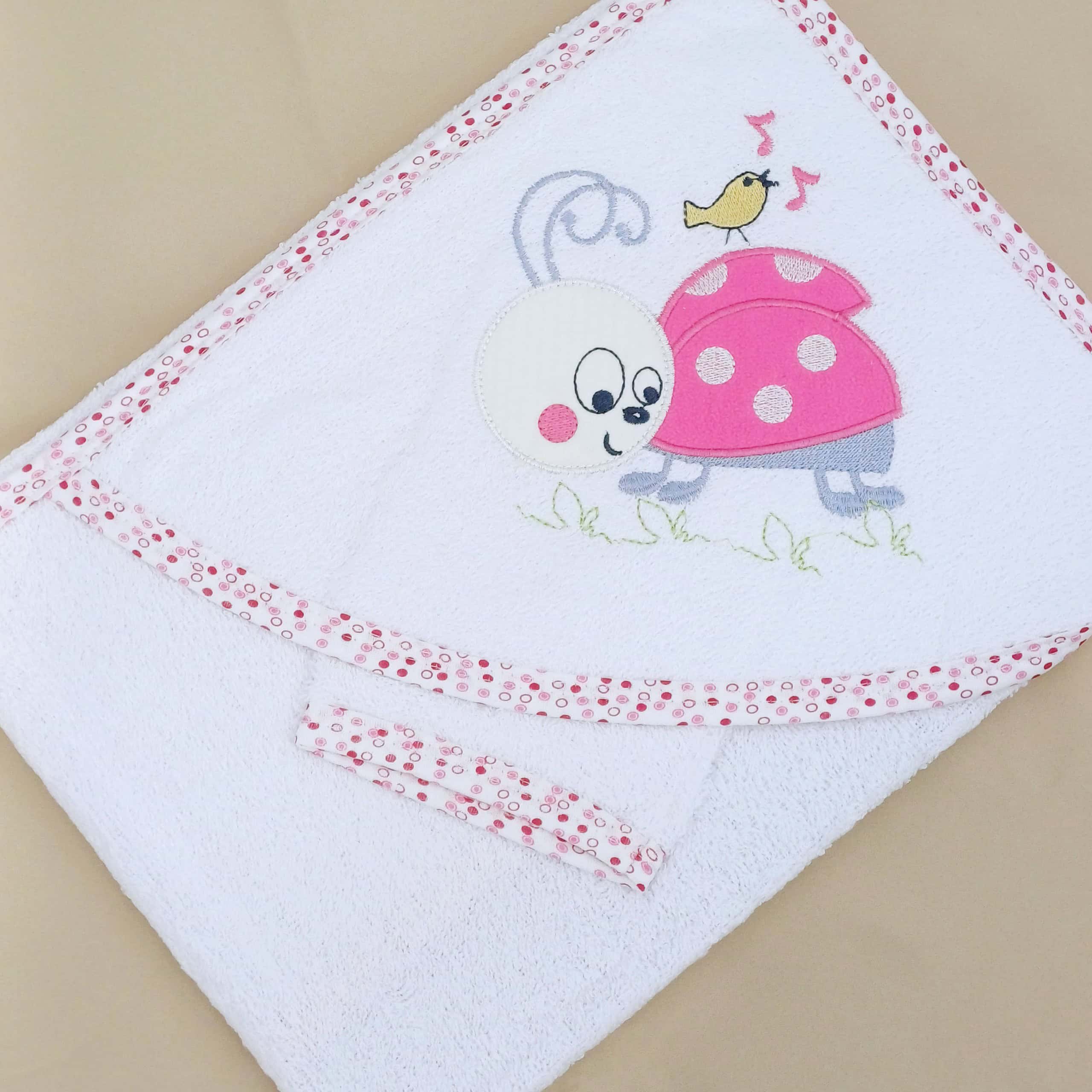 Offrez confort et douceur à votre bébé avec cette sortie de bain avec gant assorti, disponible en 3 couleurs. Conçue en éponge douce (90 % coton), elle est parfaite pour sécher et protéger votre bébé après le bain. Dimensions : 80x80 cm.