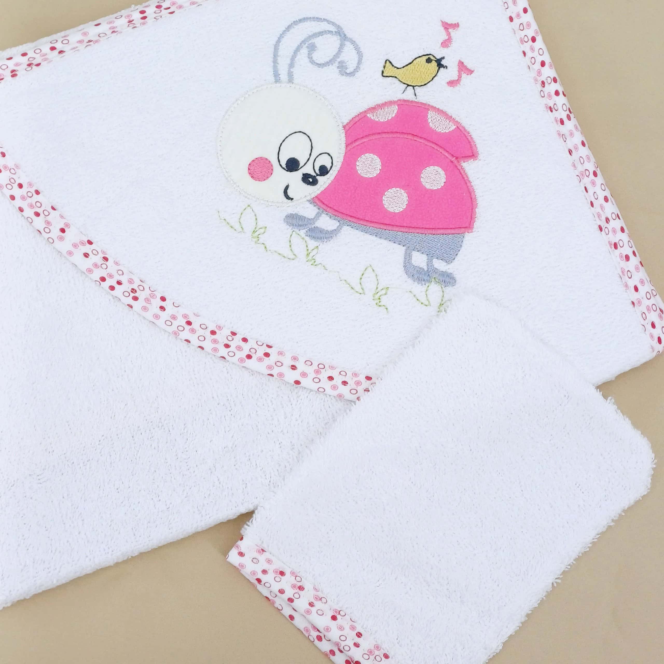 Offrez confort et douceur à votre bébé avec cette sortie de bain avec gant assorti, disponible en 3 couleurs. Conçue en éponge douce (90 % coton), elle est parfaite pour sécher et protéger votre bébé après le bain. Dimensions : 80x80 cm.