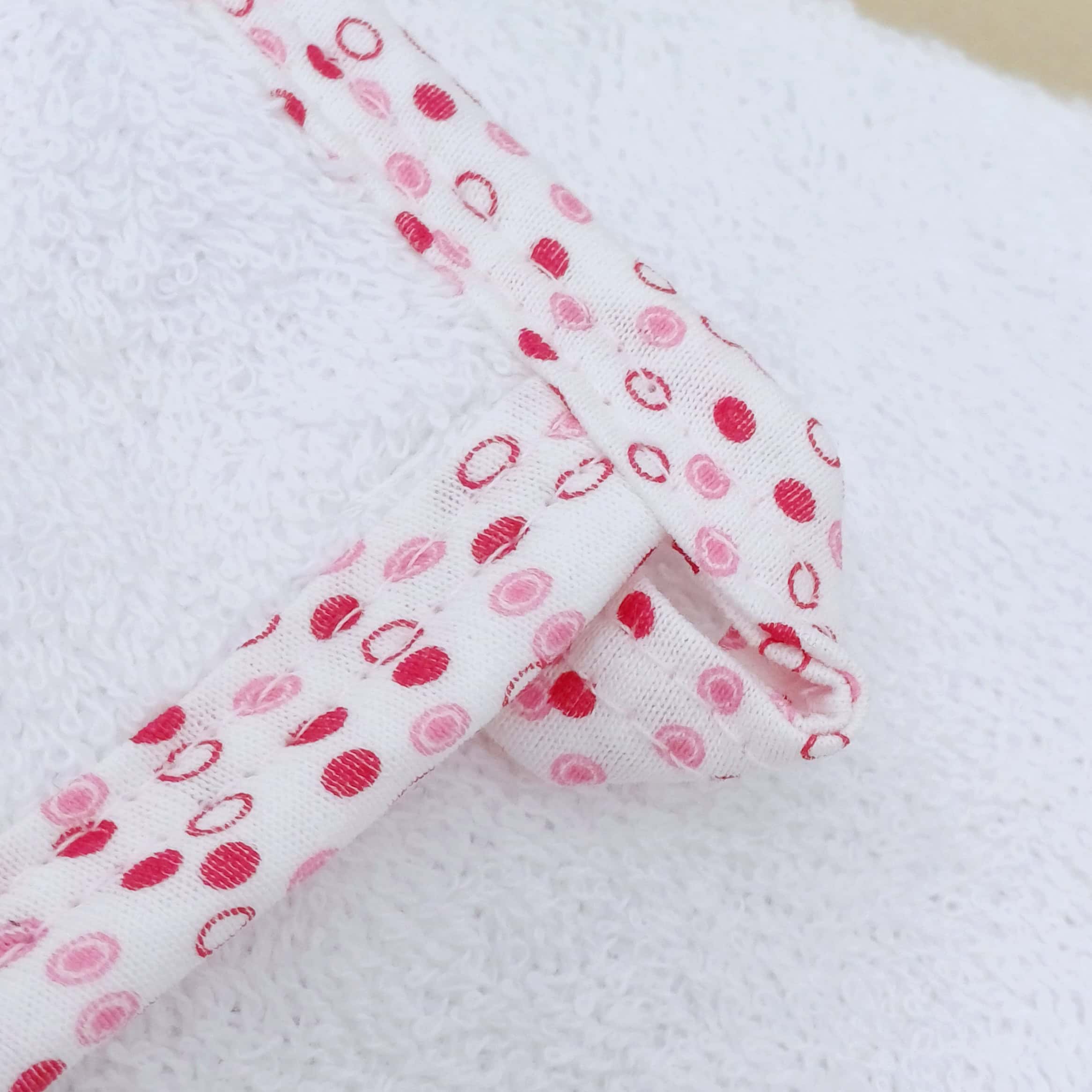 Offrez confort et douceur à votre bébé avec cette sortie de bain avec gant assorti, disponible en 3 couleurs. Conçue en éponge douce (90 % coton), elle est parfaite pour sécher et protéger votre bébé après le bain. Dimensions : 80x80 cm.