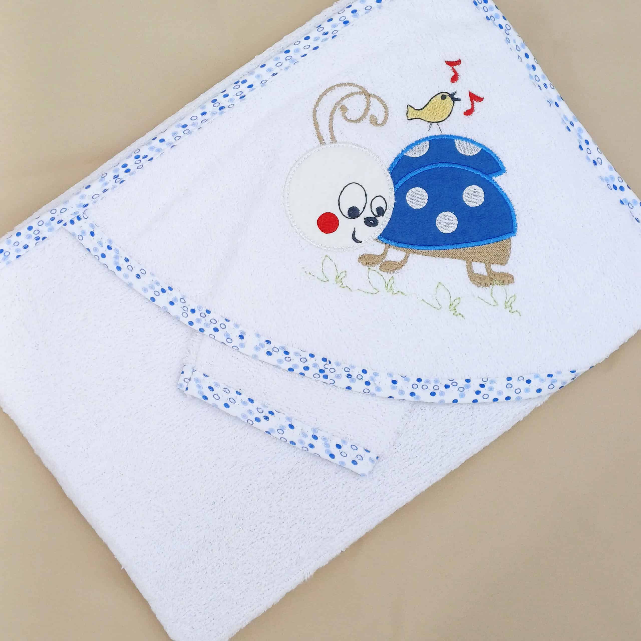 Offrez confort et douceur à votre bébé avec cette sortie de bain avec gant assorti, disponible en 3 couleurs. Conçue en éponge douce (90 % coton), elle est parfaite pour sécher et protéger votre bébé après le bain. Dimensions : 80x80 cm.