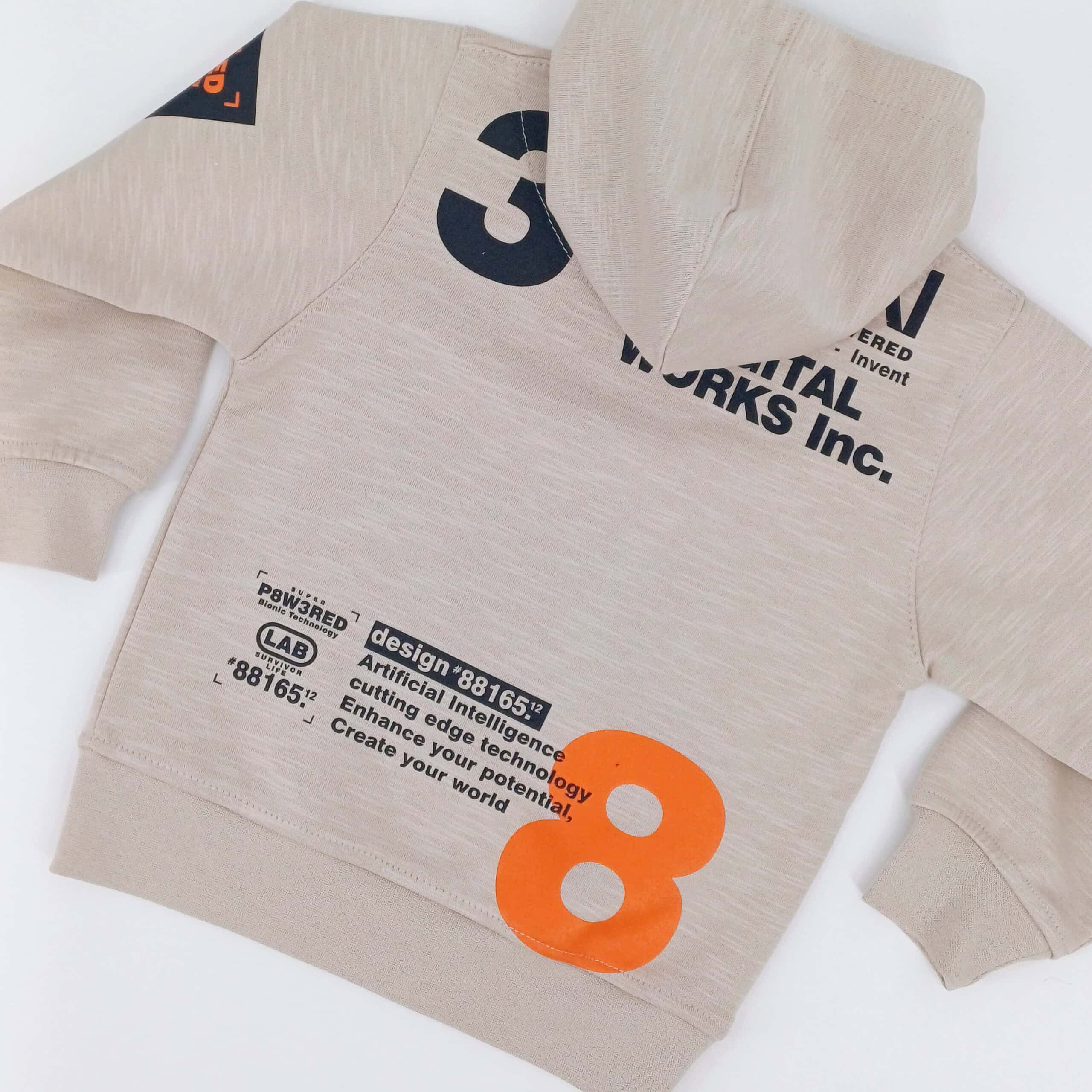 Sweat à capuche beige tendance pour enfants avec des imprimés "Digital Works Inc.". Parfait pour les journées fraîches, disponible en tailles 1-4 ans. Livraison rapide