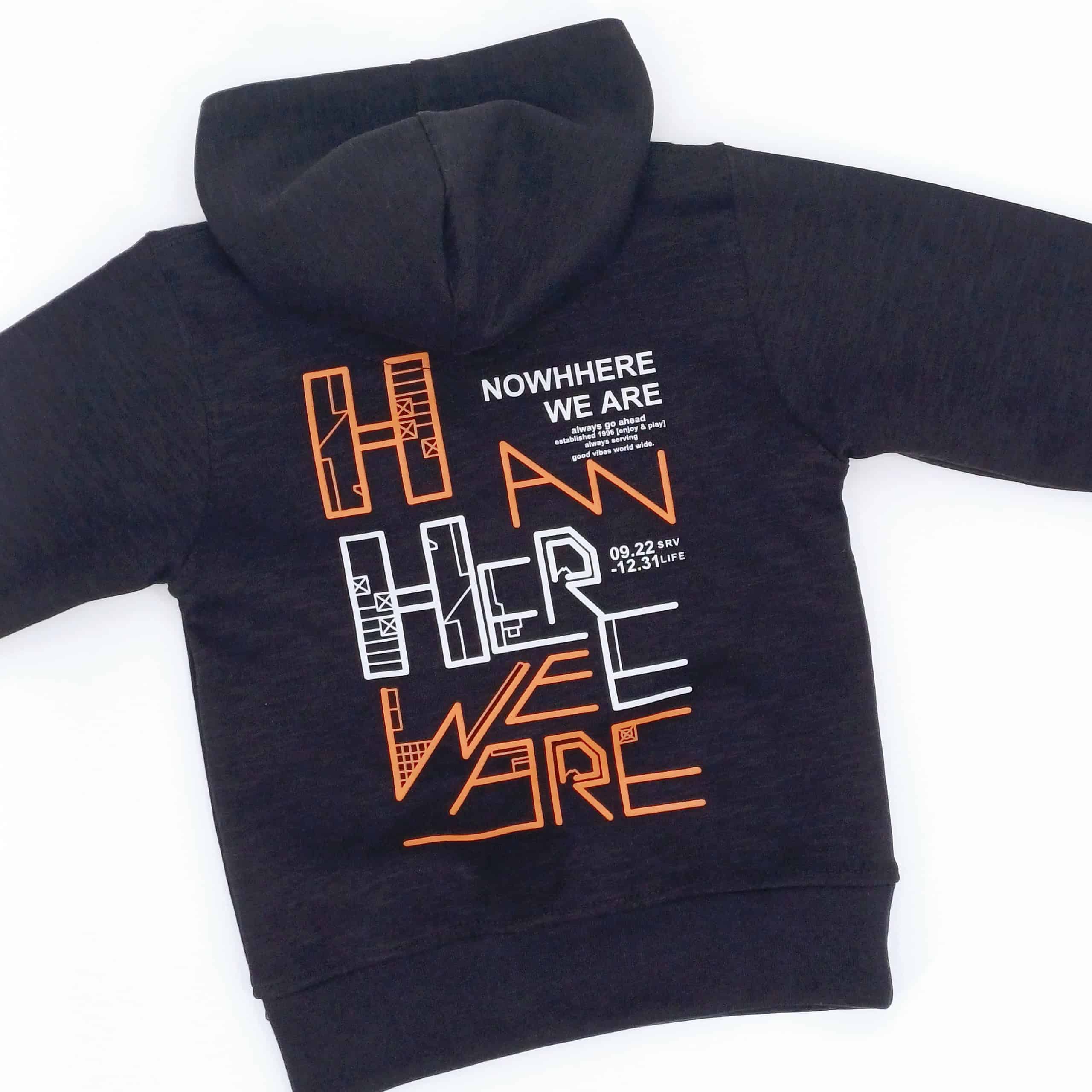 Sweat à capuche enfant 'Nowhere We Are', fabriqué en 76% coton, 20% polyester et 4% élasthanne. Idéal pour l'hiver, tailles 1 à 4 ans. Confortable, stylé et facile à entretenir.