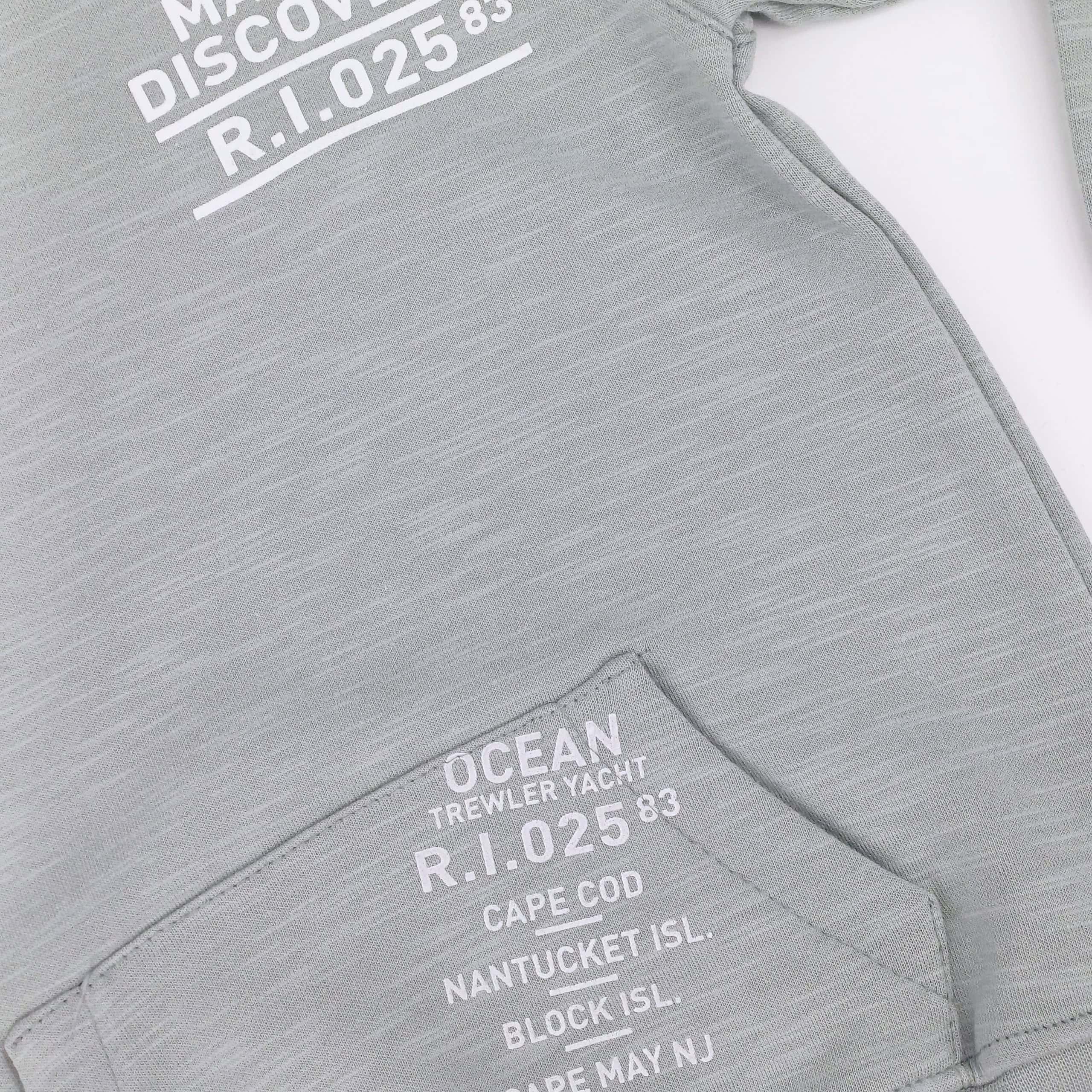 Découvrez le sweat à capuche "Marine Discovery" pour garçons, doux et tendance, en tailles 1-4 ans. Idéal pour l’hiver, il allie confort et style. Commandez dès maintenant !