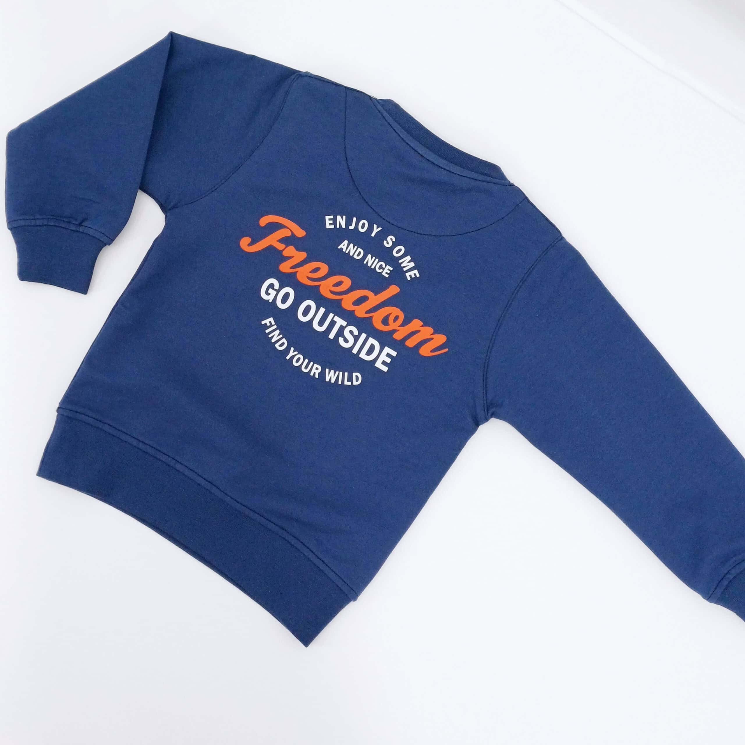 Sweat-shirt bleu garçon avec imprimé 'Freedom'. Disponible en 1-4 ans, ce pull en coton mélangé est parfait pour les petits aventuriers. Style décontracté et confort garanti