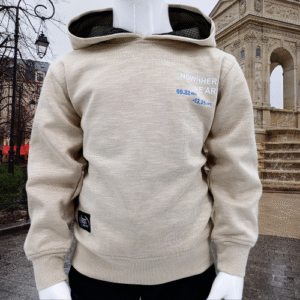 Sweat à capuche beige pour enfants avec impressions modernes bleues et blanches, disponible en tailles 1, 2, 3 et 4 ans. Idéal pour les journées fraîches et les promenades.