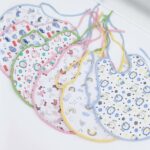 Découvrez nos bavoirs en coton pour bébés de 6 à 24 mois. Design coloré, protection optimale et entretien facile. Commandez maintenant pour des repas sans stress !