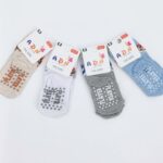 Lot de 4 paires de chaussettes pour bébés (1-2 ans) avec des motifs colorés et une semelle antidérapante pour plus de sécurité.