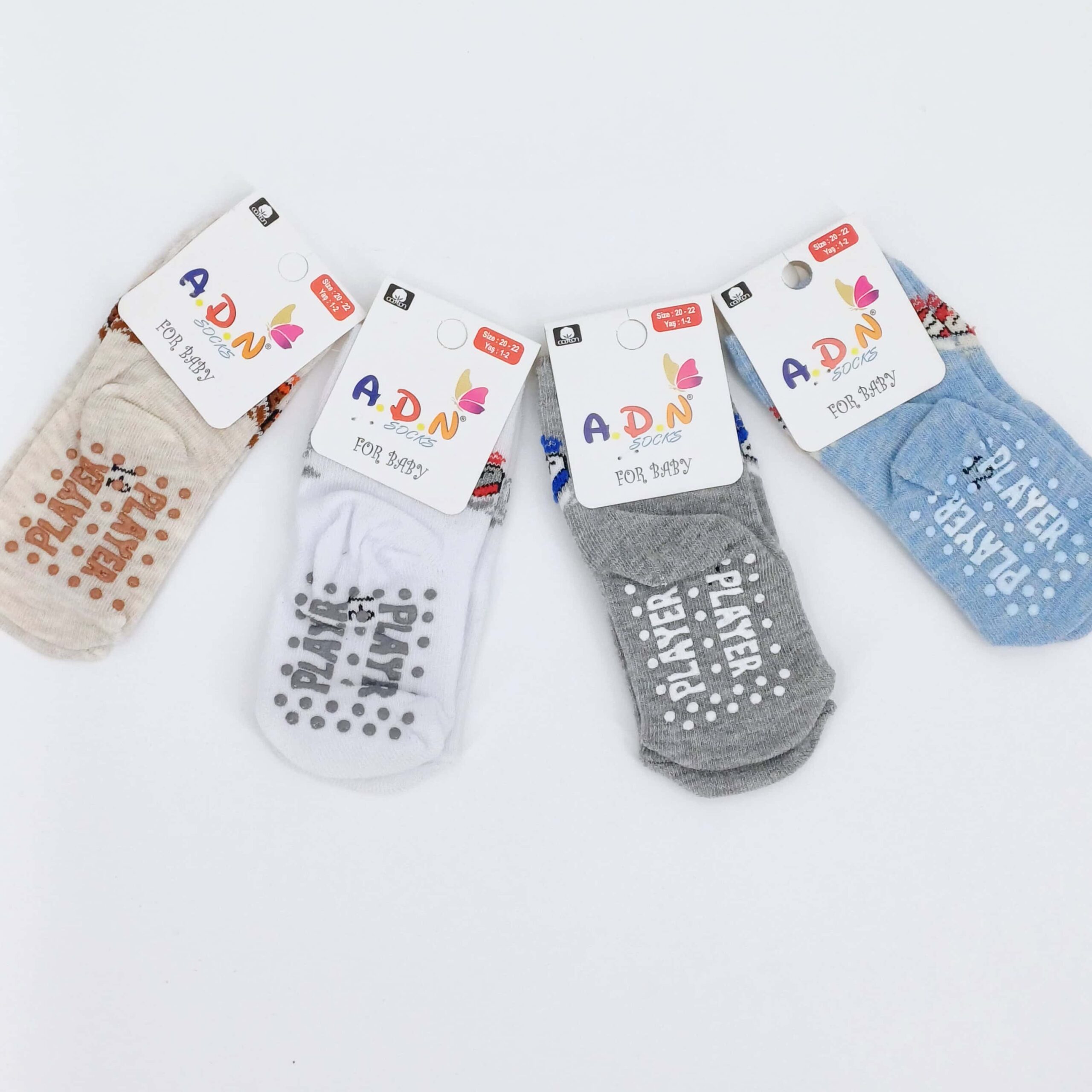 Lot de 4 paires de chaussettes pour bébés (1-2 ans) avec des motifs colorés et une semelle antidérapante pour plus de sécurité.