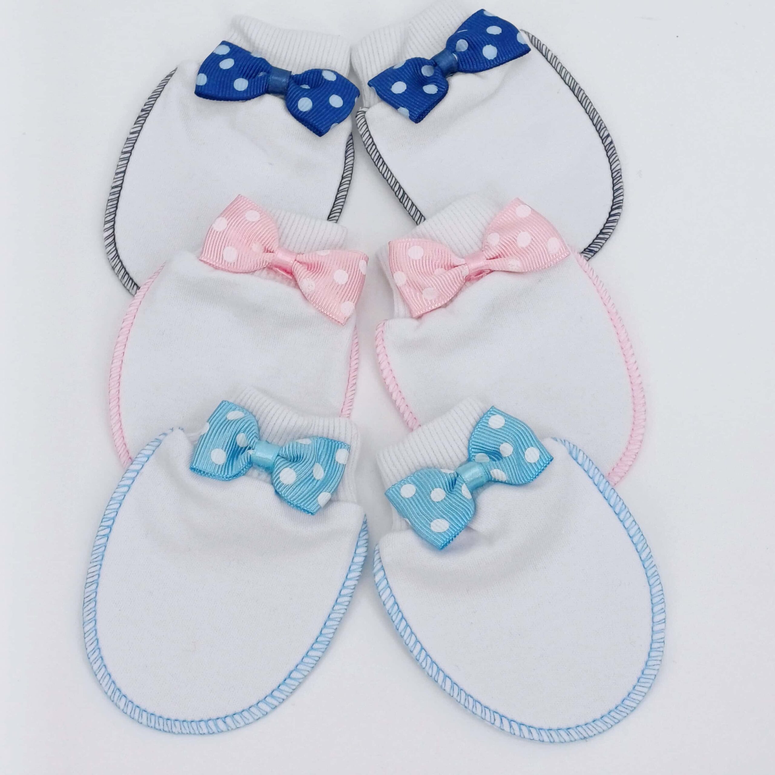 Moufles en coton doux pour bébé avec un nœud papillon à pois. Parfaites pour protéger la peau délicate des nouveau-nés