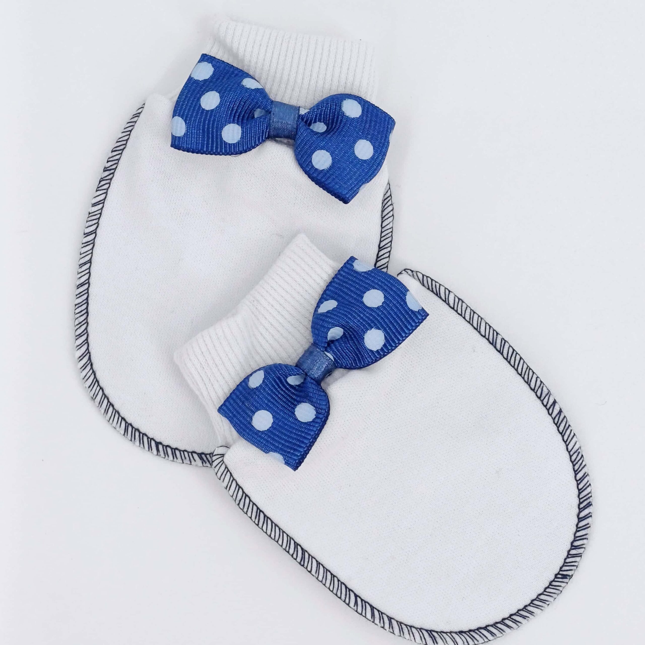 Moufles en coton doux pour bébé avec un nœud papillon à pois. Parfaites pour protéger la peau délicate des nouveau-nés