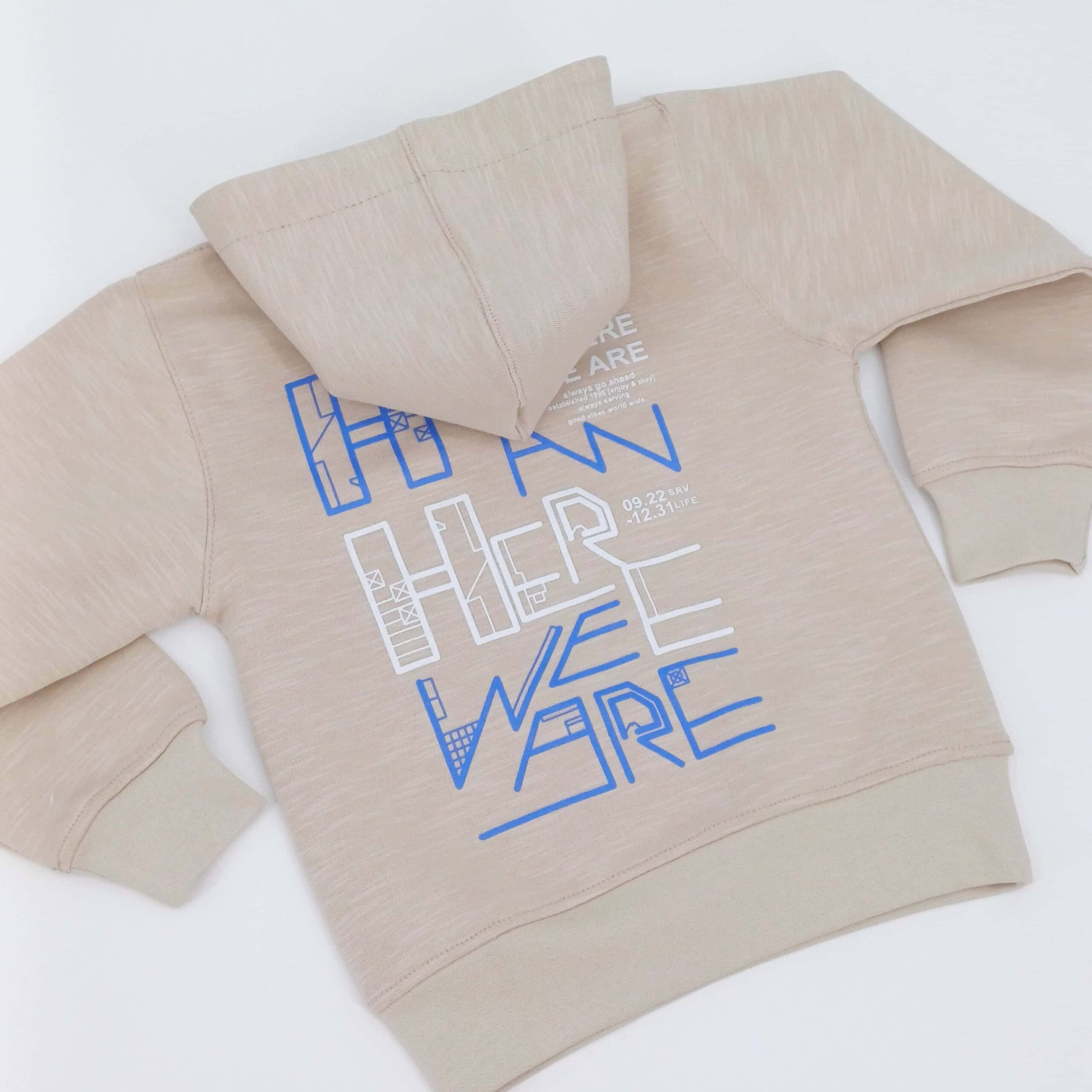 Sweat à capuche beige pour enfants avec impressions modernes bleues et blanches, disponible en tailles 1, 2, 3 et 4 ans. Idéal pour les journées fraîches et les promenades.